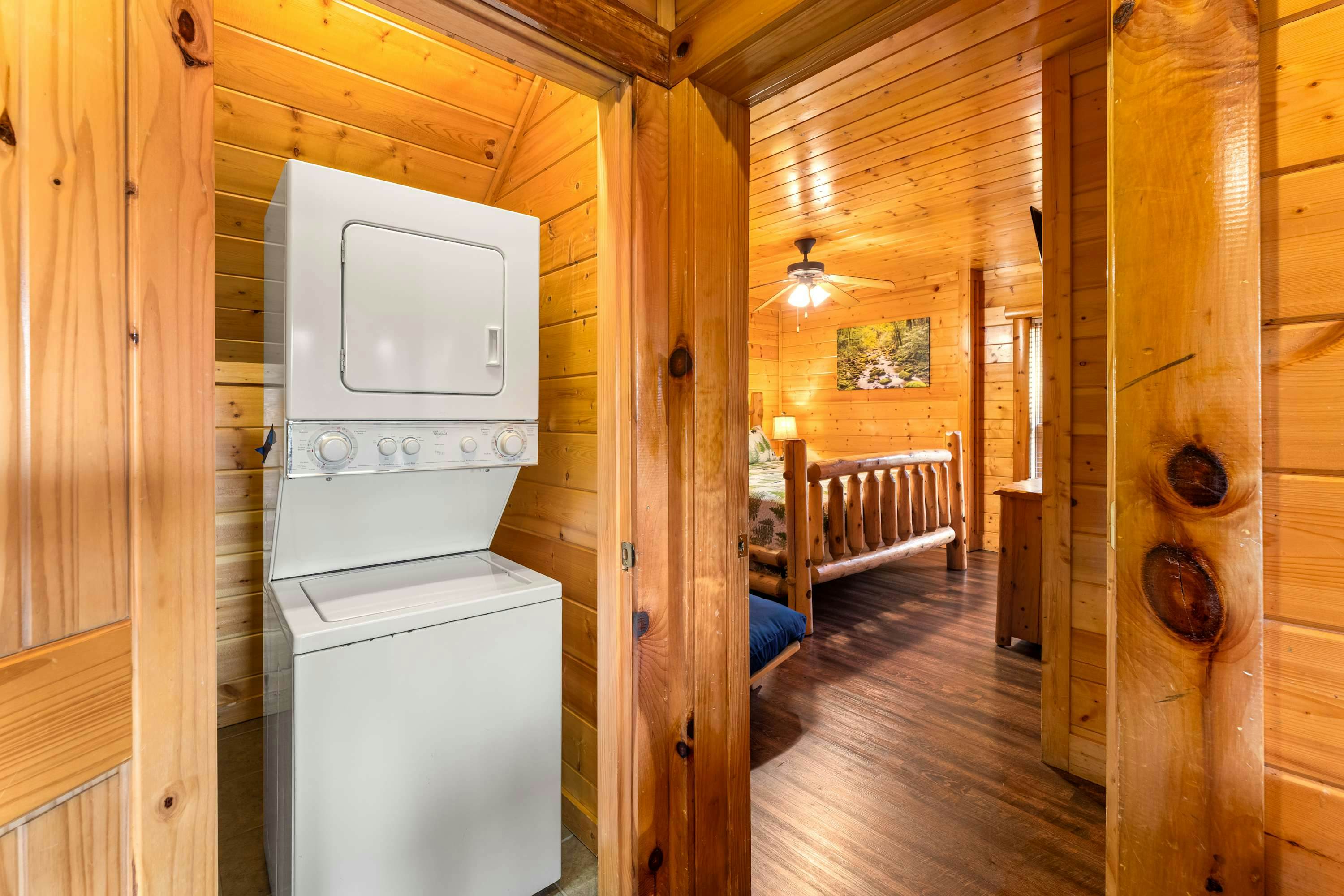 Lodge Sleeps 60 people, with Two Hot Tubs, Game Room & Shared Pool - Free Attraction Tickets