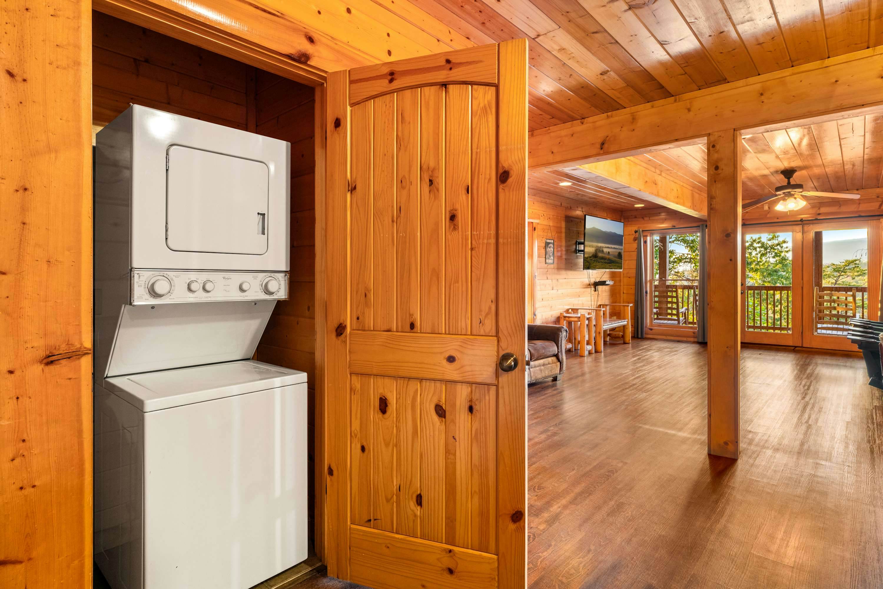 Lodge Sleeps 60 people, with Two Hot Tubs, Game Room & Shared Pool - Free Attraction Tickets