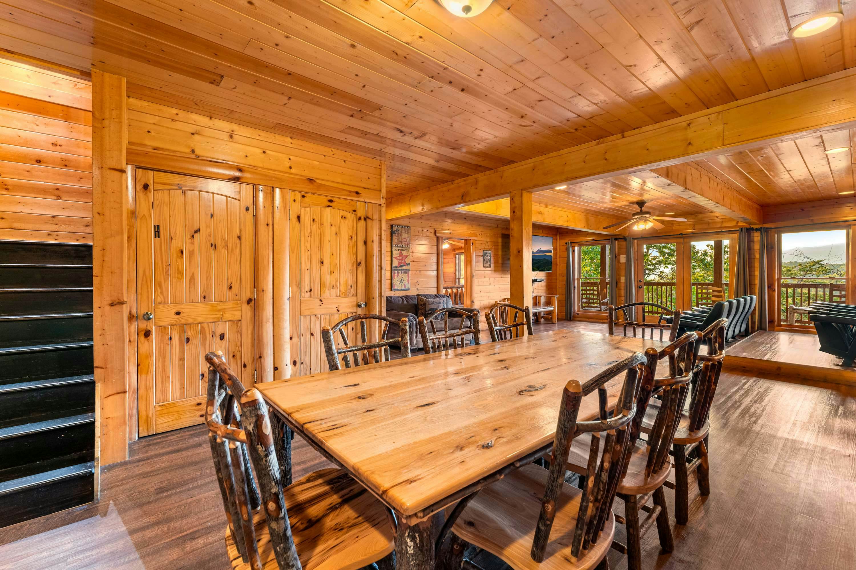 Lodge Sleeps 60 people, with Two Hot Tubs, Game Room & Shared Pool - Free Attraction Tickets