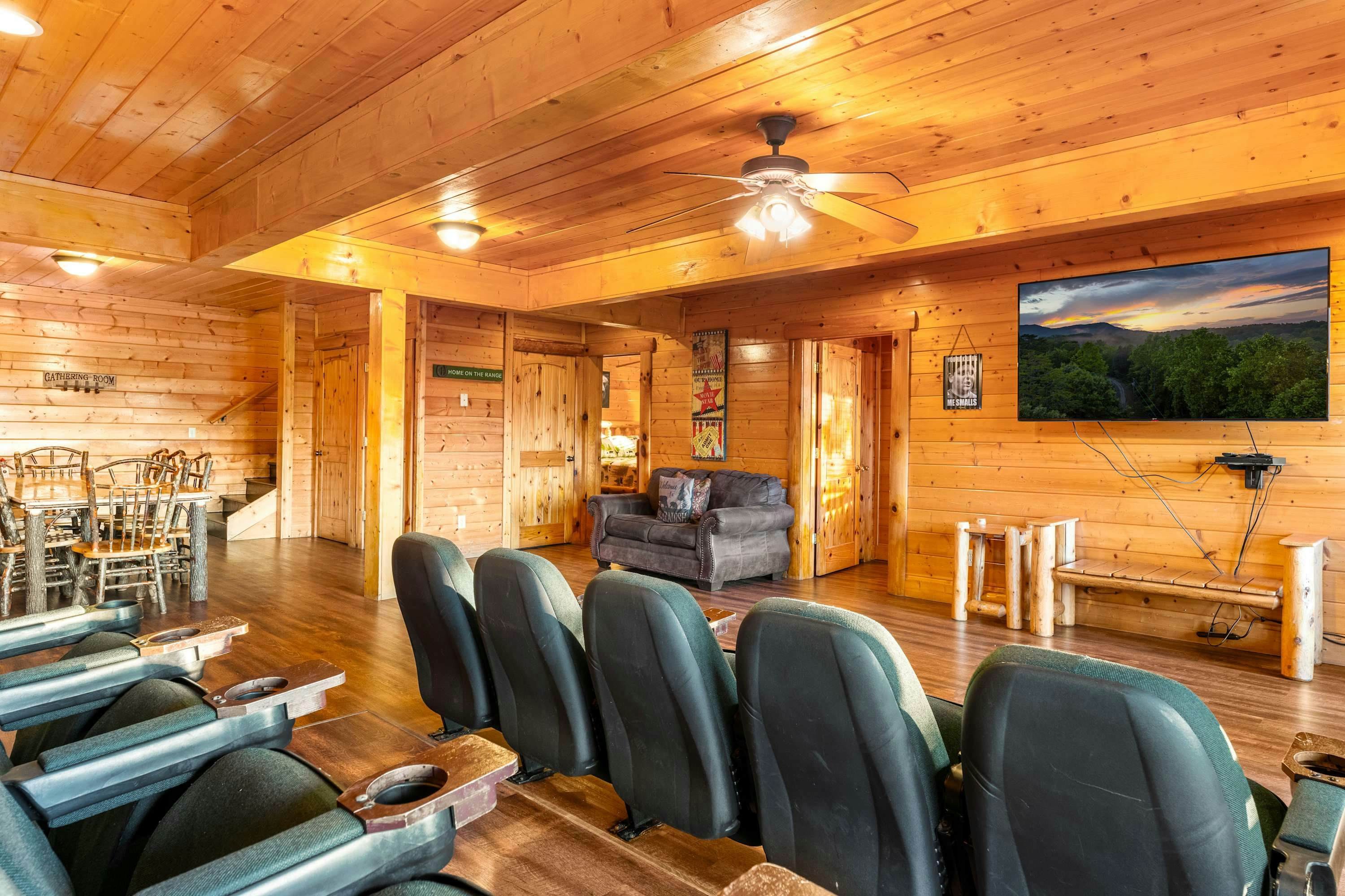 Lodge Sleeps 60 people, with Two Hot Tubs, Game Room & Shared Pool - Free Attraction Tickets