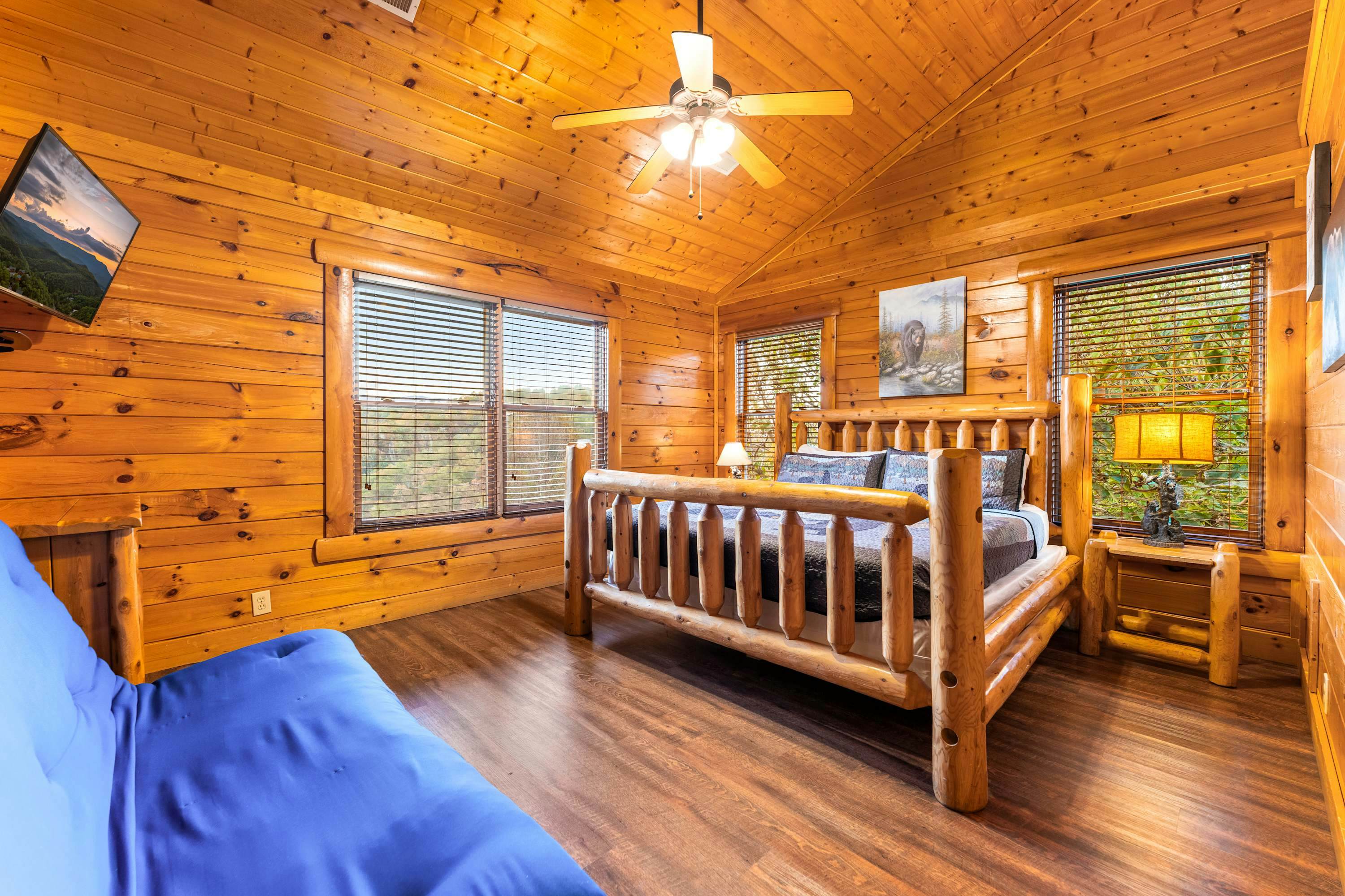 Lodge Sleeps 60 people, with Two Hot Tubs, Game Room & Shared Pool - Free Attraction Tickets