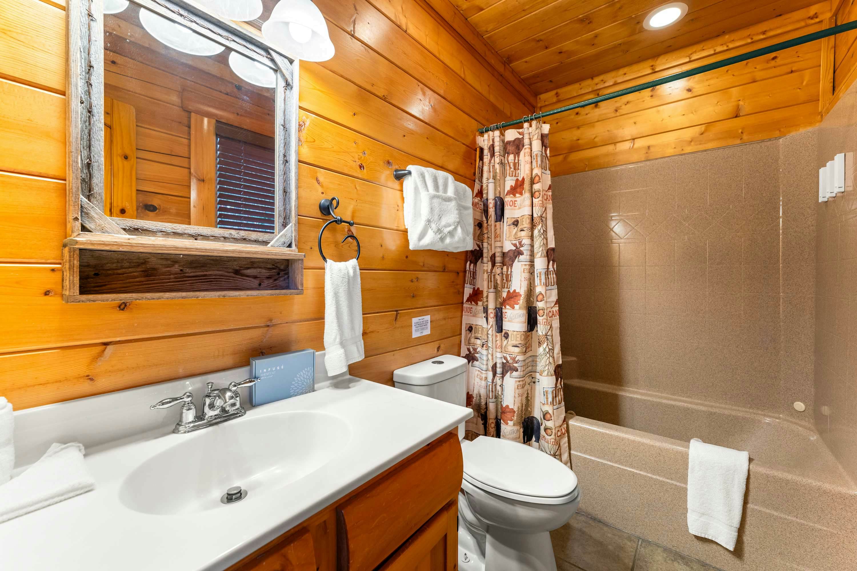 Lodge Sleeps 60 people, with Two Hot Tubs, Game Room & Shared Pool - Free Attraction Tickets