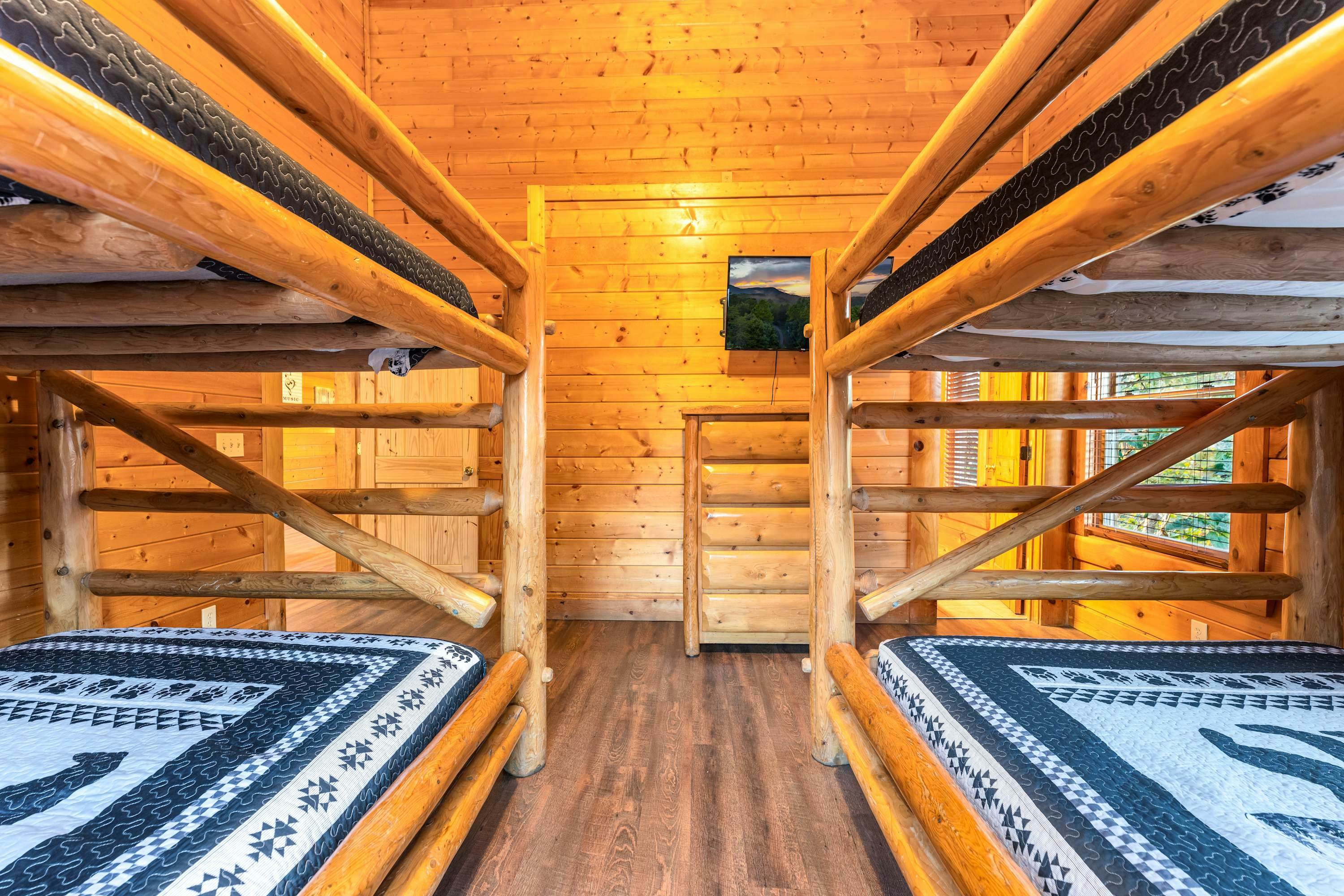 Lodge Sleeps 60 people, with Two Hot Tubs, Game Room & Shared Pool - Free Attraction Tickets