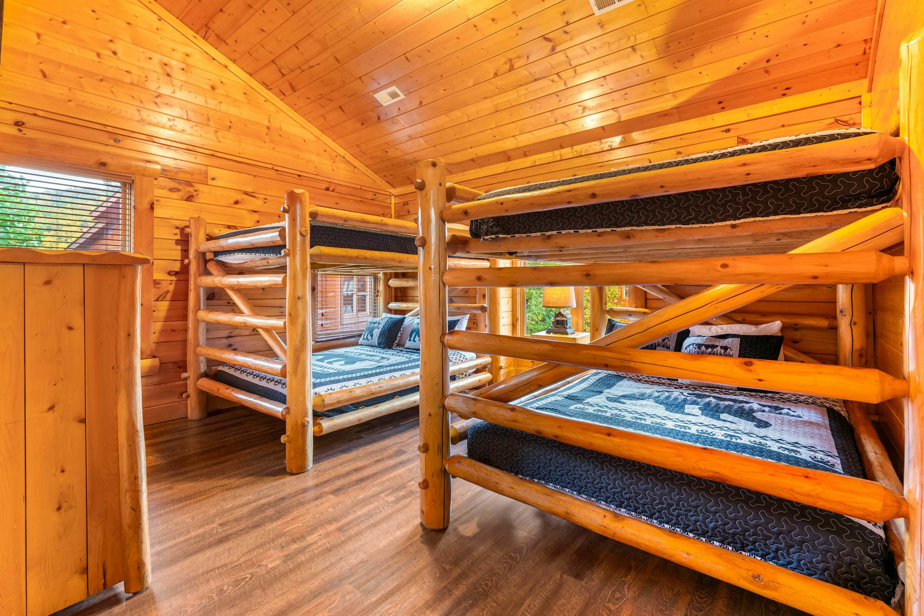 Lodge Sleeps 60 people, with Two Hot Tubs, Game Room & Shared Pool - Free Attraction Tickets