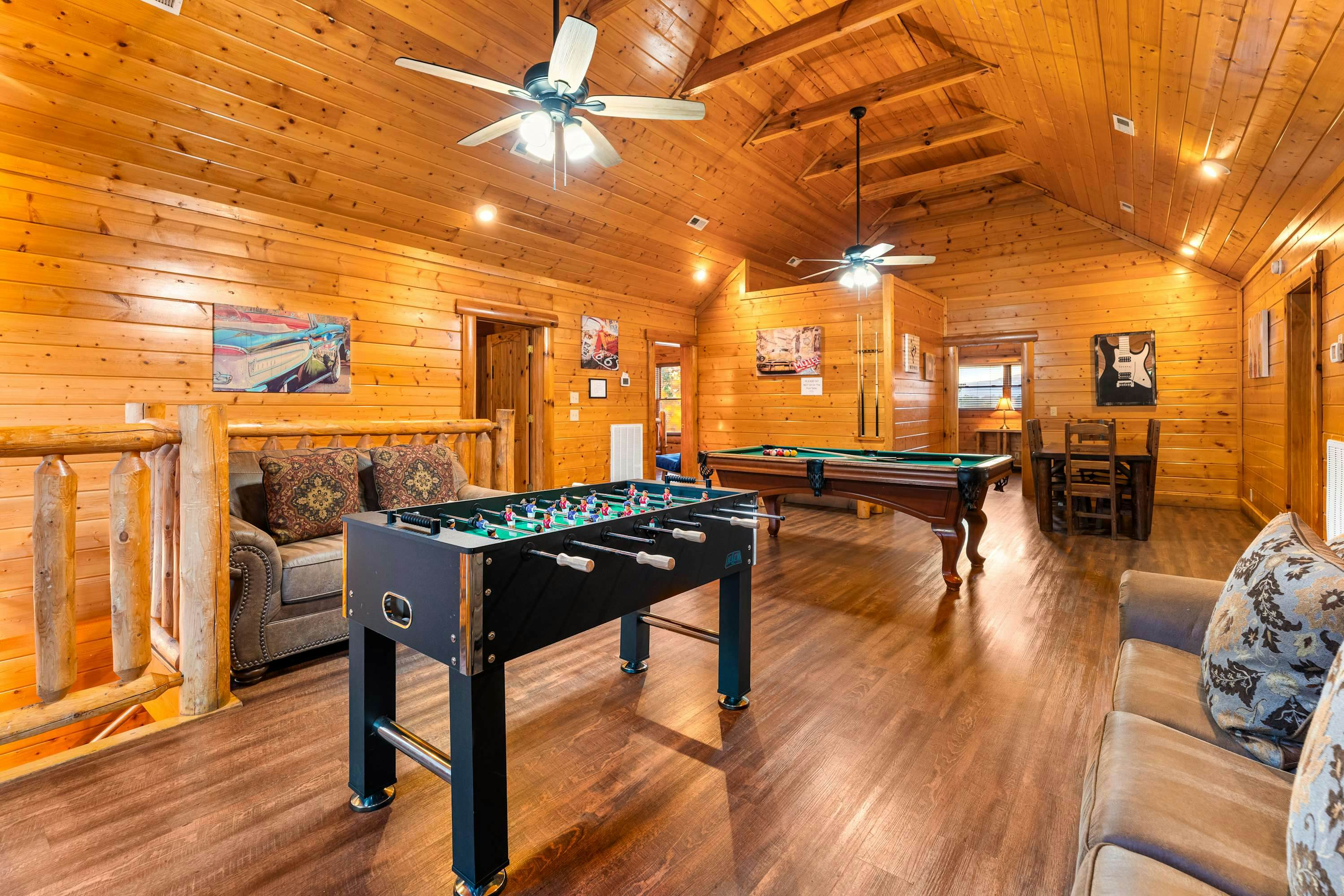 Lodge Sleeps 60 people, with Two Hot Tubs, Game Room & Shared Pool - Free Attraction Tickets