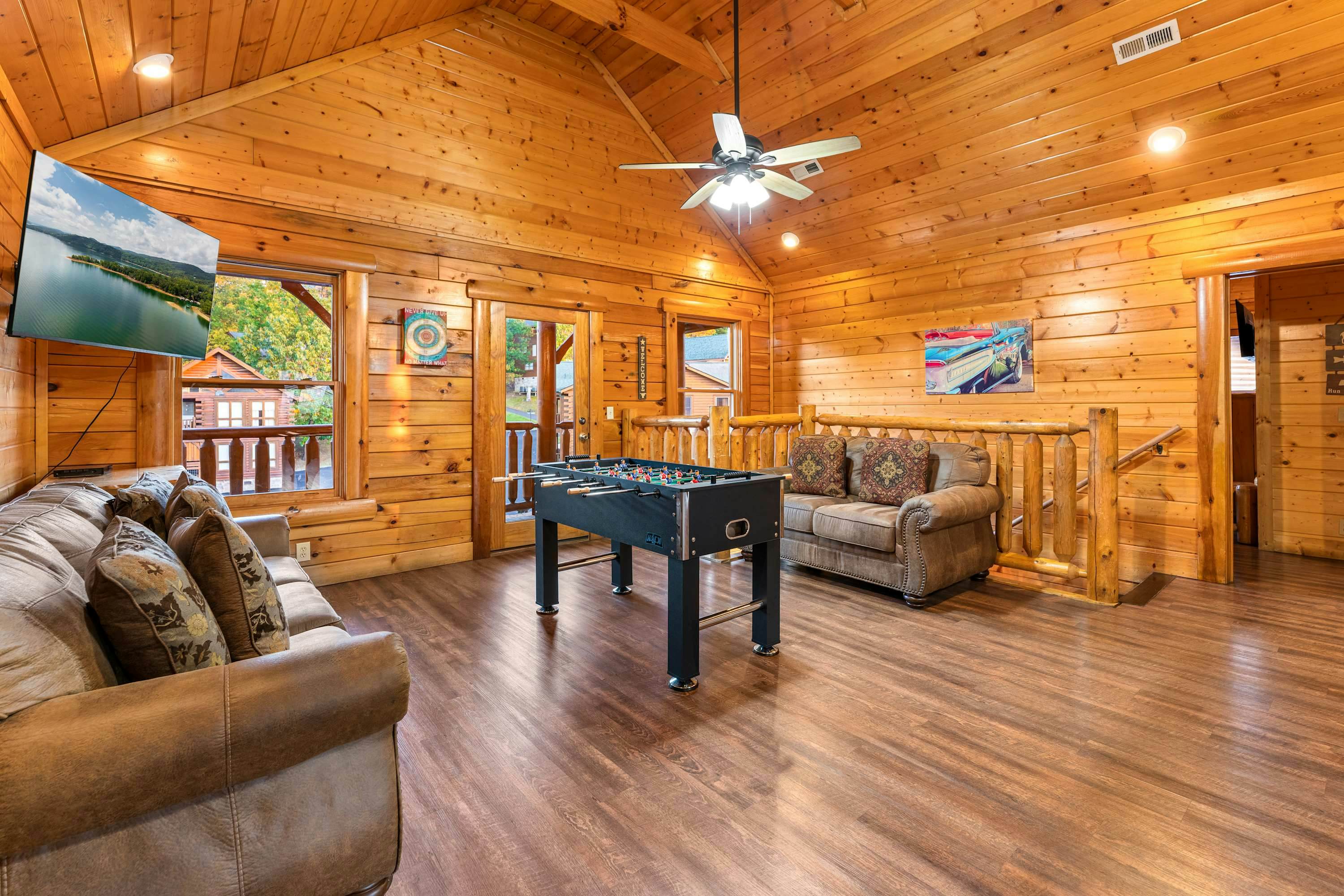 Lodge Sleeps 60 people, with Two Hot Tubs, Game Room & Shared Pool - Free Attraction Tickets