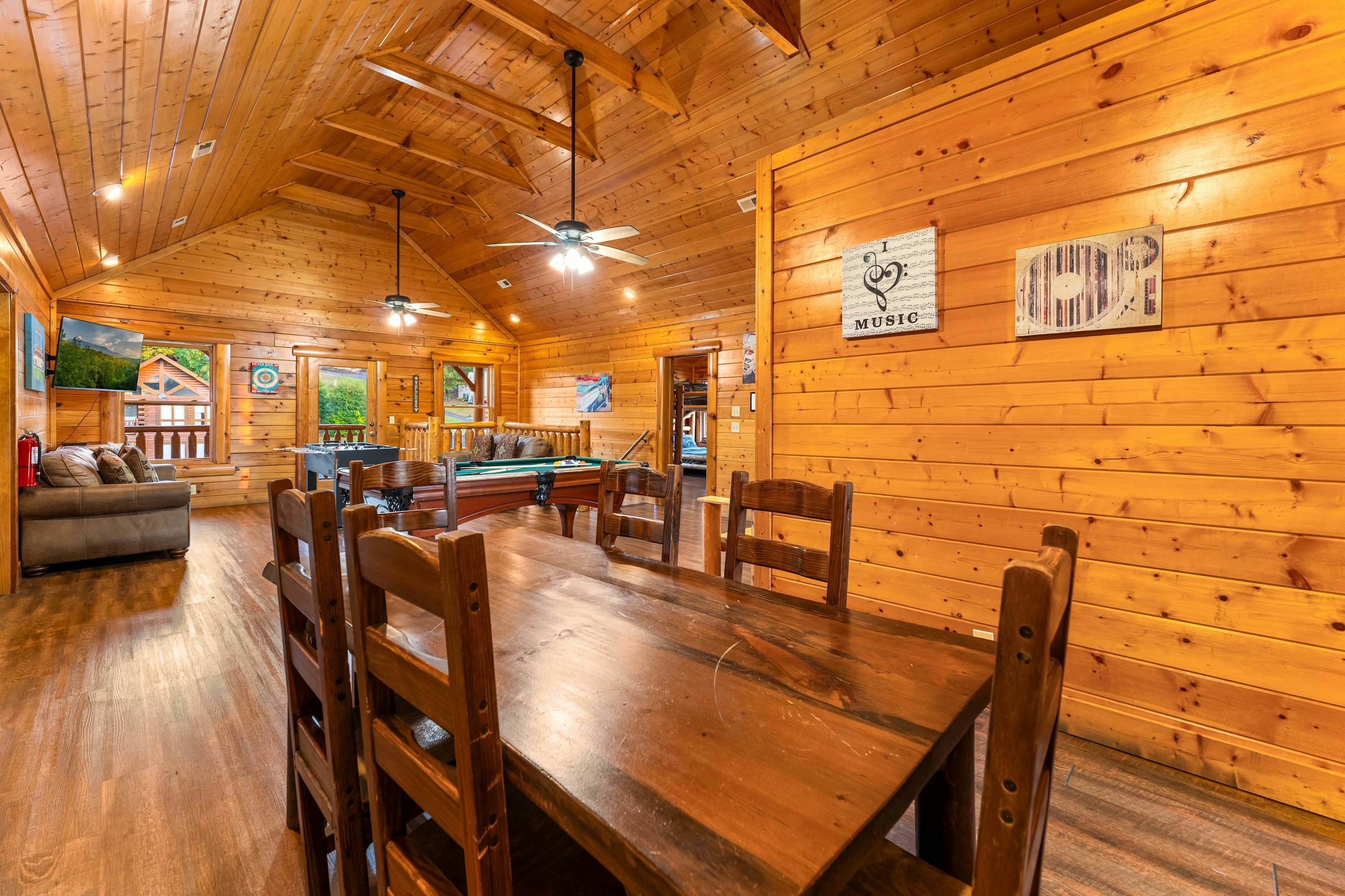 Lodge Sleeps 60 people, with Two Hot Tubs, Game Room & Shared Pool - Free Attraction Tickets