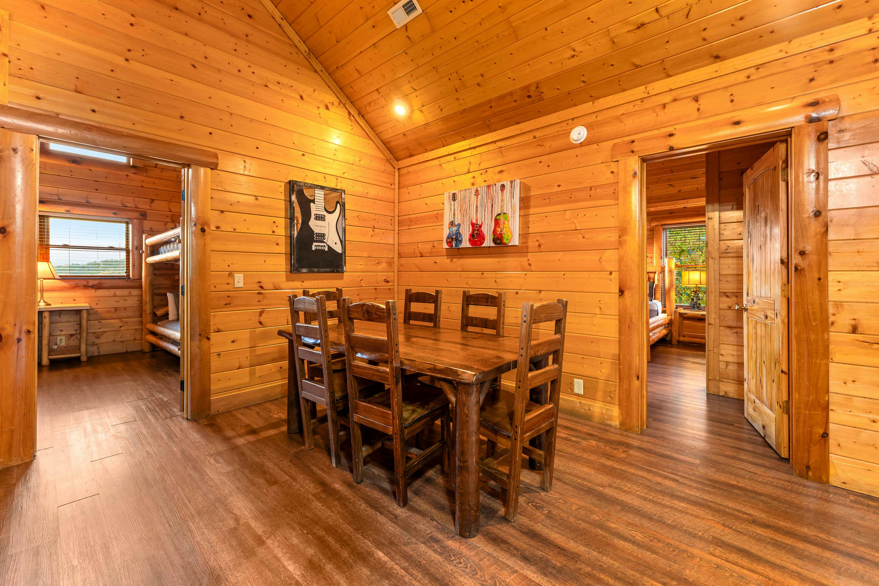 Lodge Sleeps 60 people, with Two Hot Tubs, Game Room & Shared Pool - Free Attraction Tickets