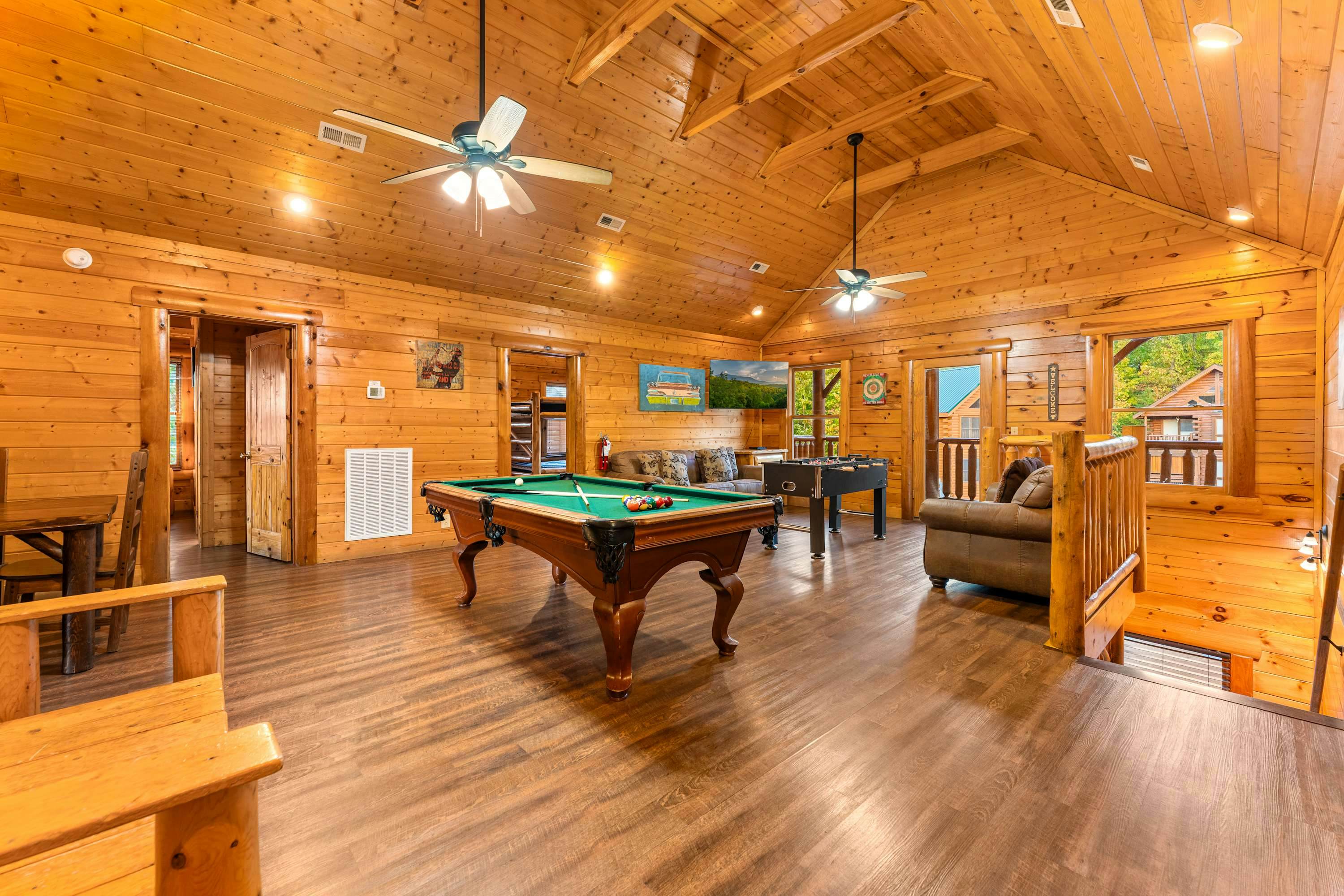Lodge Sleeps 60 people, with Two Hot Tubs, Game Room & Shared Pool - Free Attraction Tickets