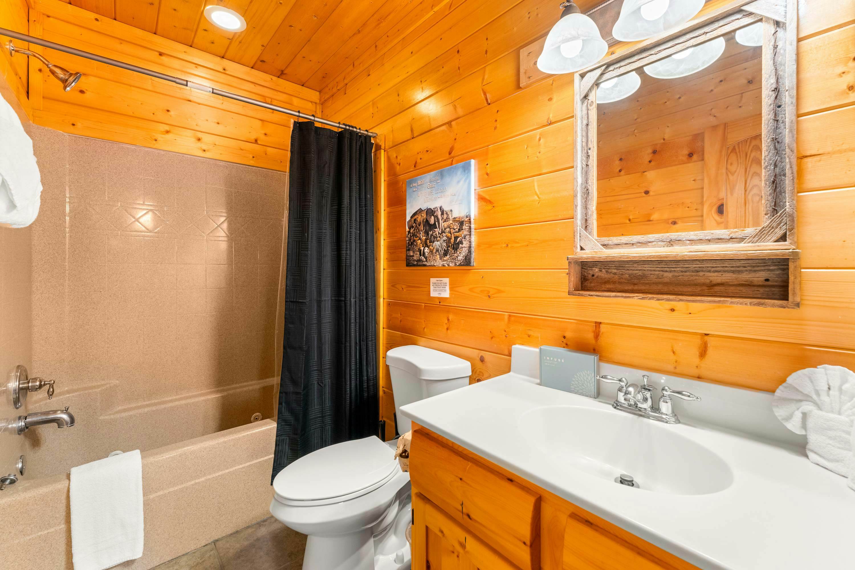 Lodge Sleeps 60 people, with Two Hot Tubs, Game Room & Shared Pool - Free Attraction Tickets