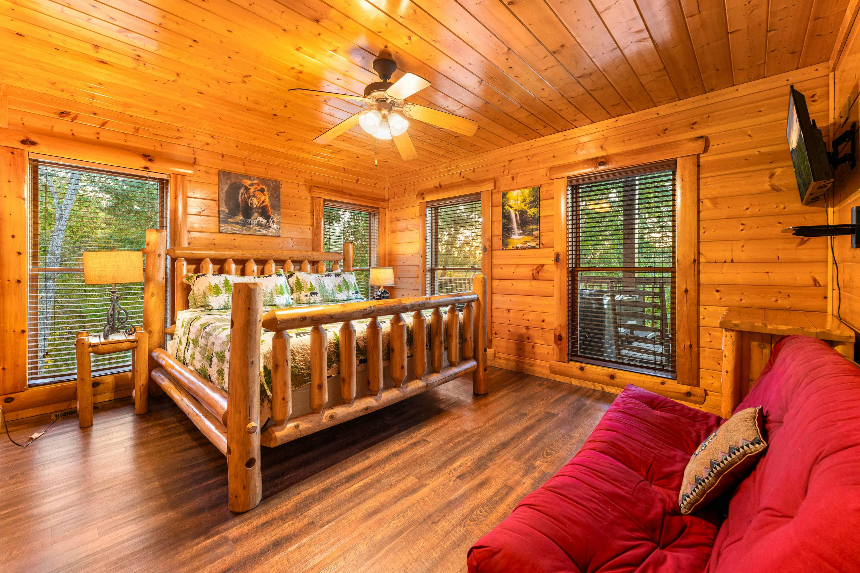 Lodge Sleeps 60 people, with Two Hot Tubs, Game Room & Shared Pool - Free Attraction Tickets