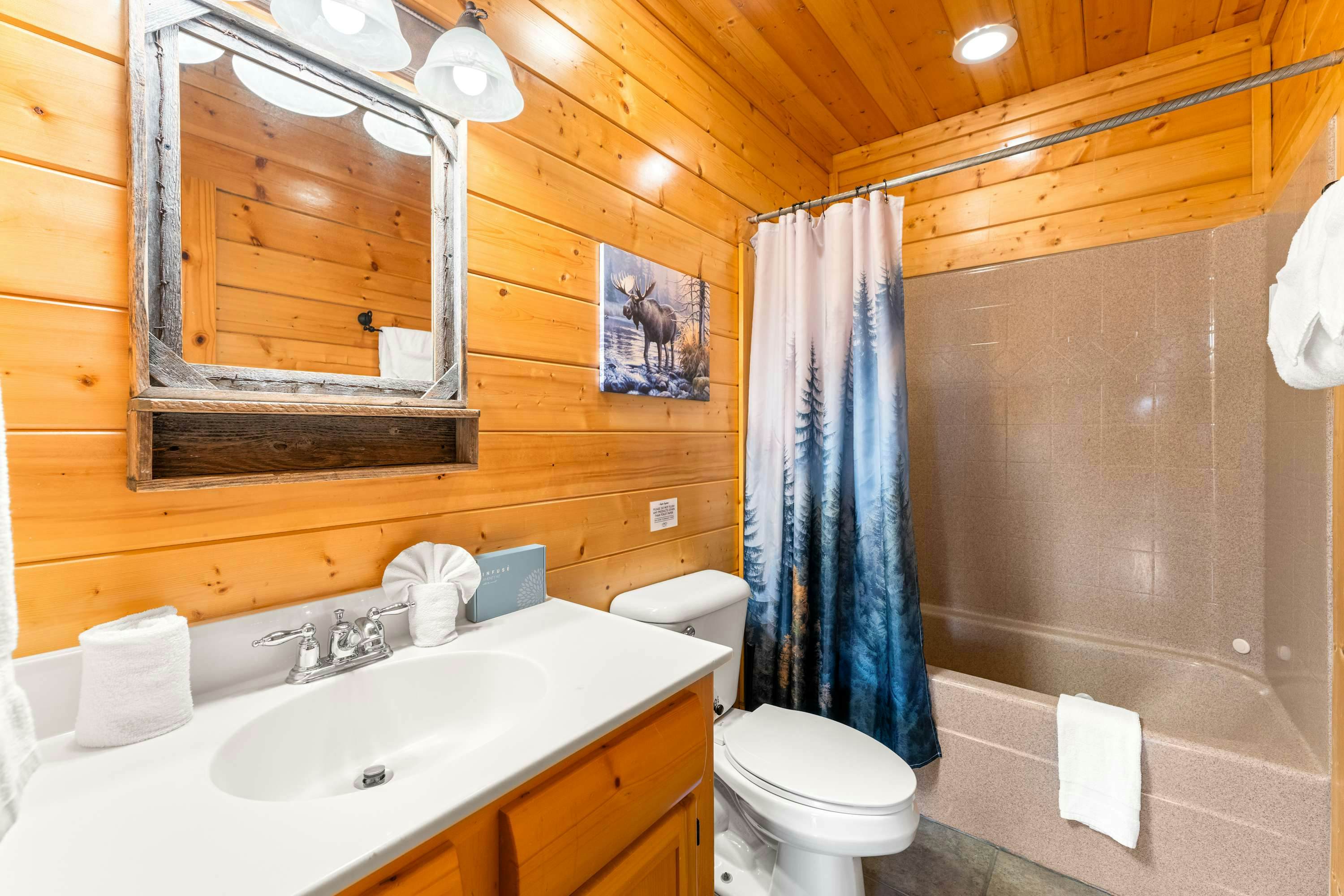 Lodge Sleeps 60 people, with Two Hot Tubs, Game Room & Shared Pool - Free Attraction Tickets