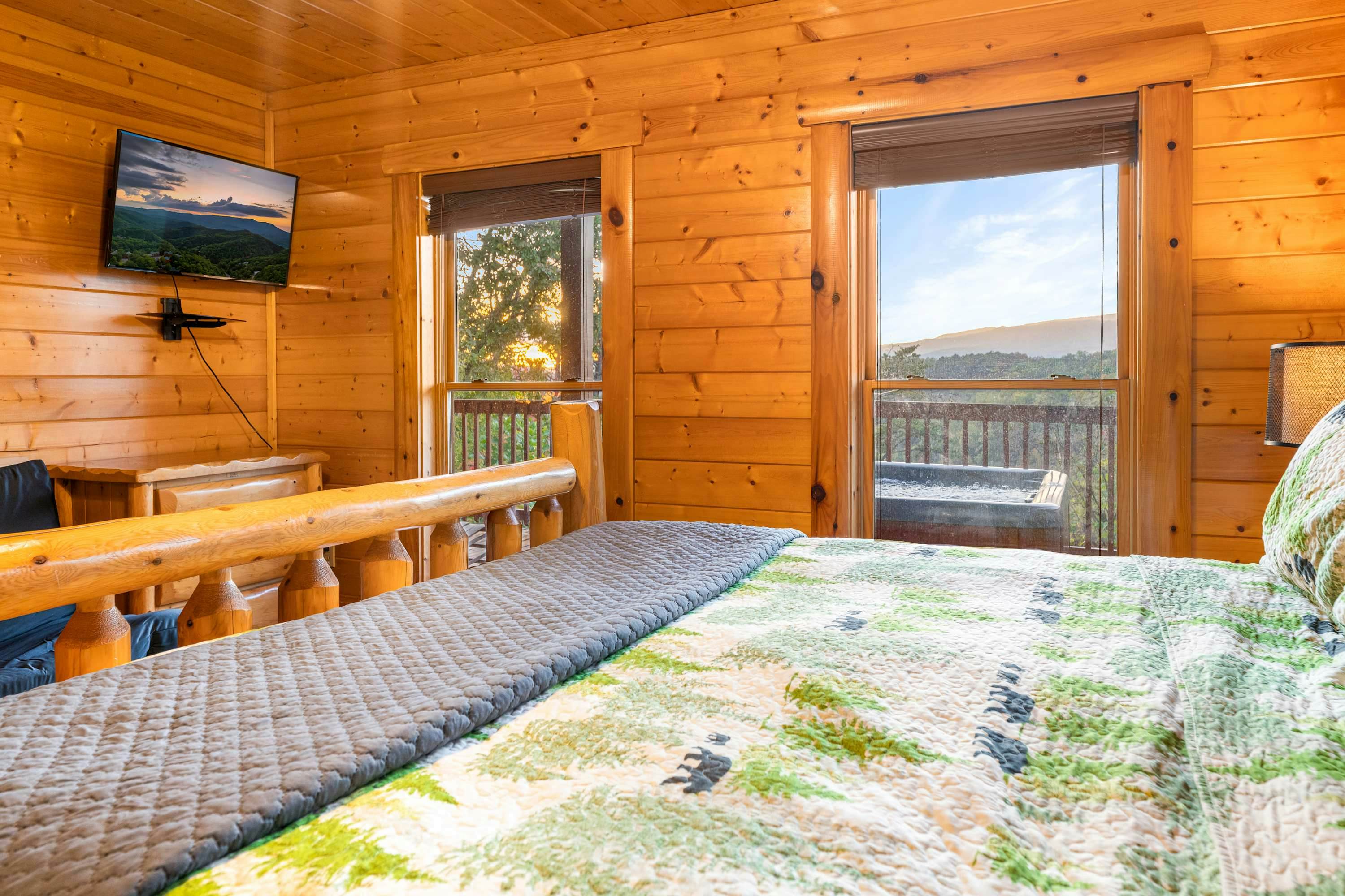 Lodge Sleeps 60 people, with Two Hot Tubs, Game Room & Shared Pool - Free Attraction Tickets