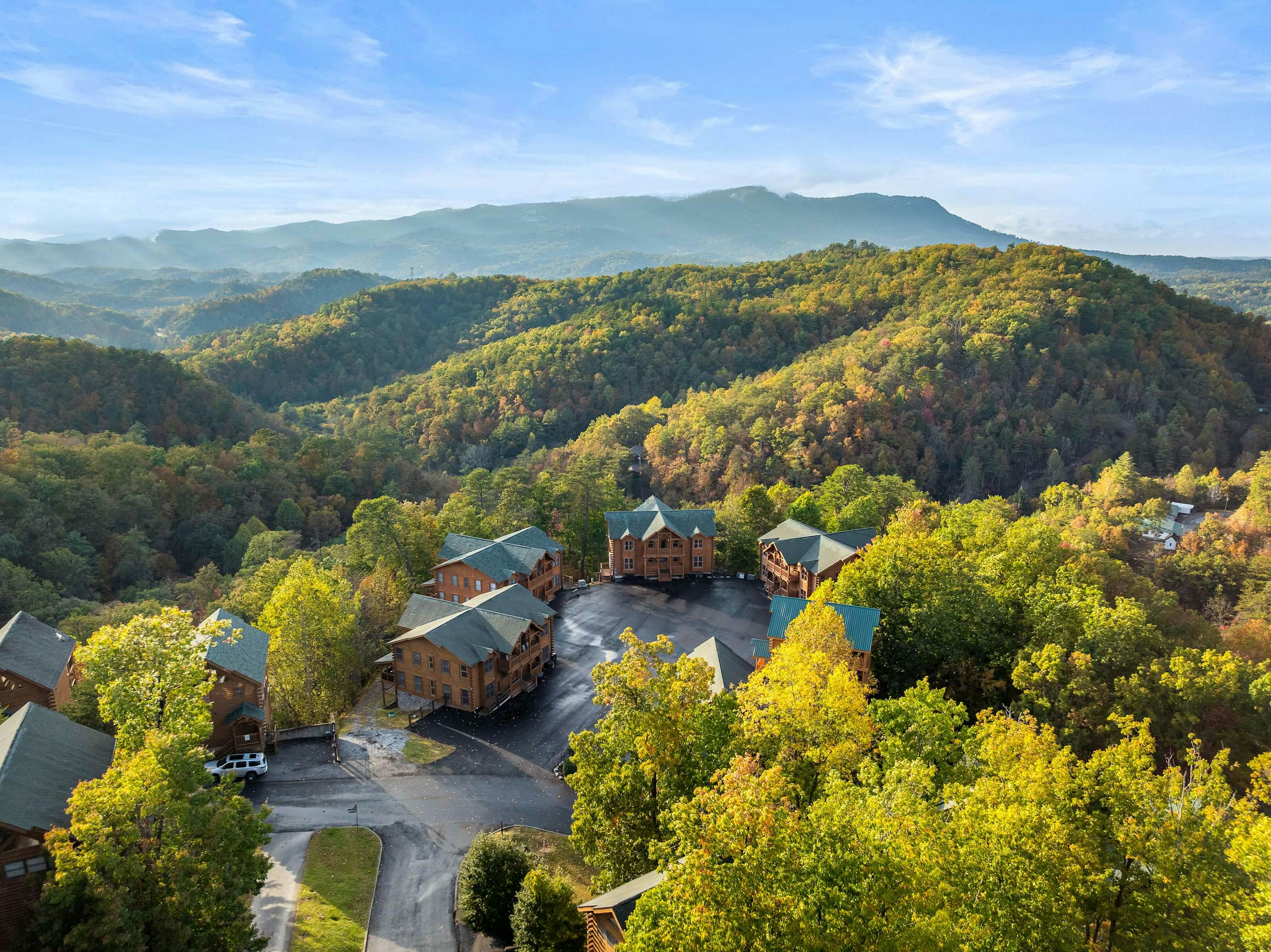 Lodge Sleeps 60 people, with Two Hot Tubs, Game Room & Shared Pool - Free Attraction Tickets