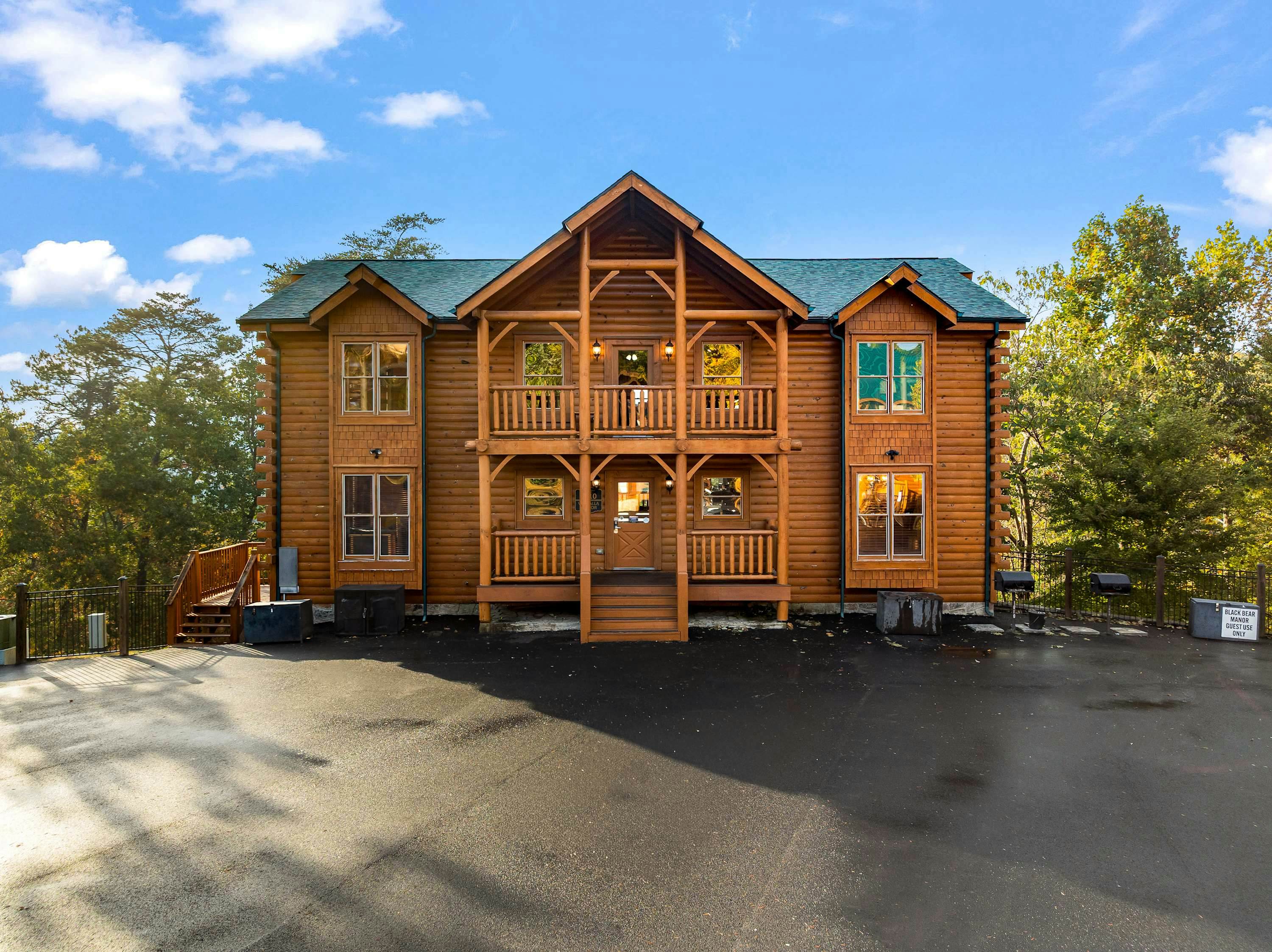 Lodge Sleeps 60 people, with Two Hot Tubs, Game Room & Shared Pool - Free Attraction Tickets