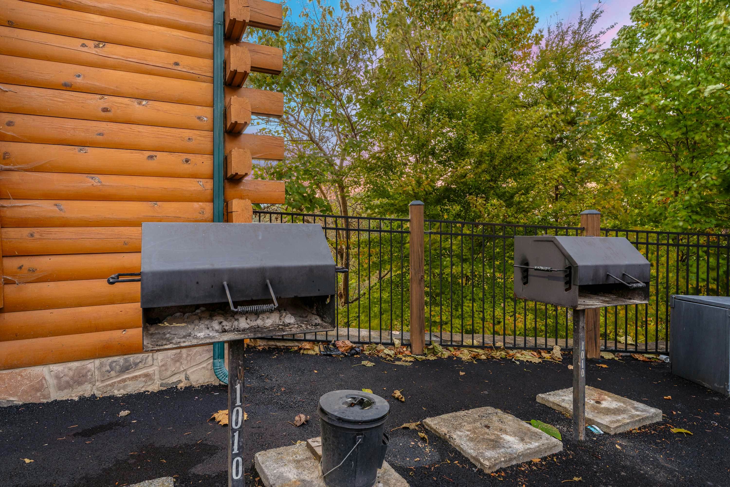 Lodge Sleeps 60 people, with Two Hot Tubs, Game Room & Shared Pool - Free Attraction Tickets