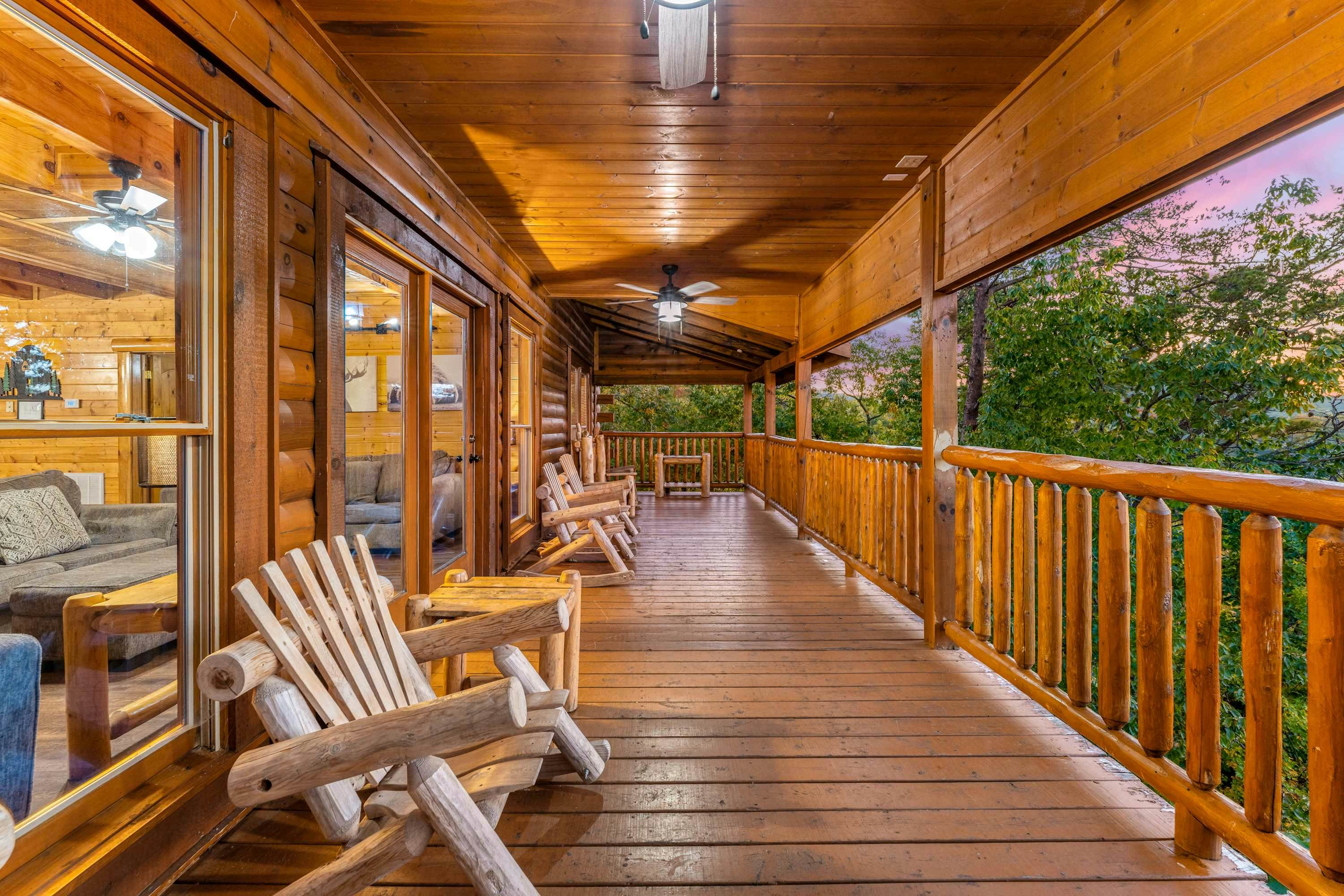 Lodge Sleeps 60 people, with Two Hot Tubs, Game Room & Shared Pool - Free Attraction Tickets