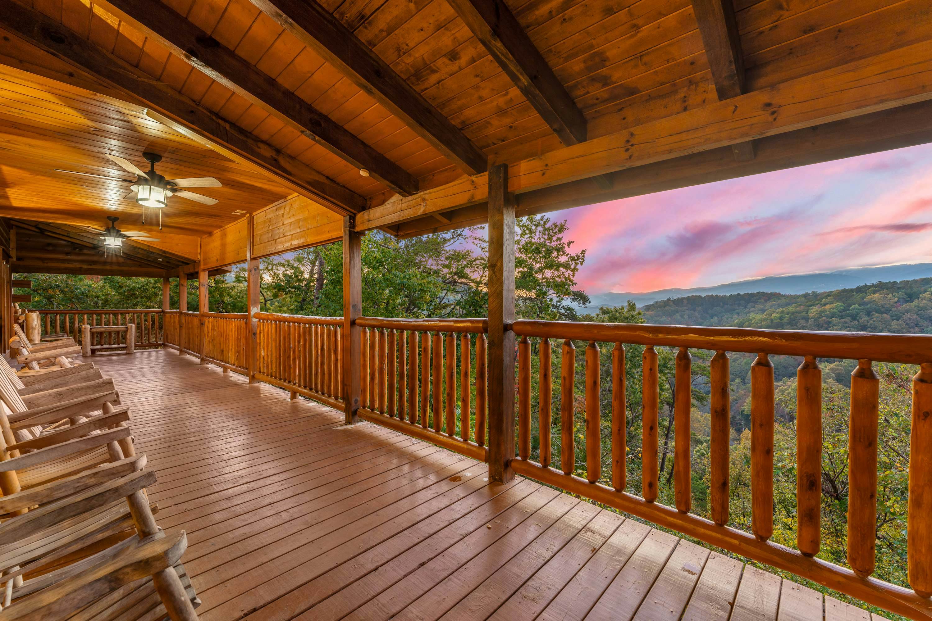 Lodge Sleeps 60 people, with Two Hot Tubs, Game Room & Shared Pool - Free Attraction Tickets