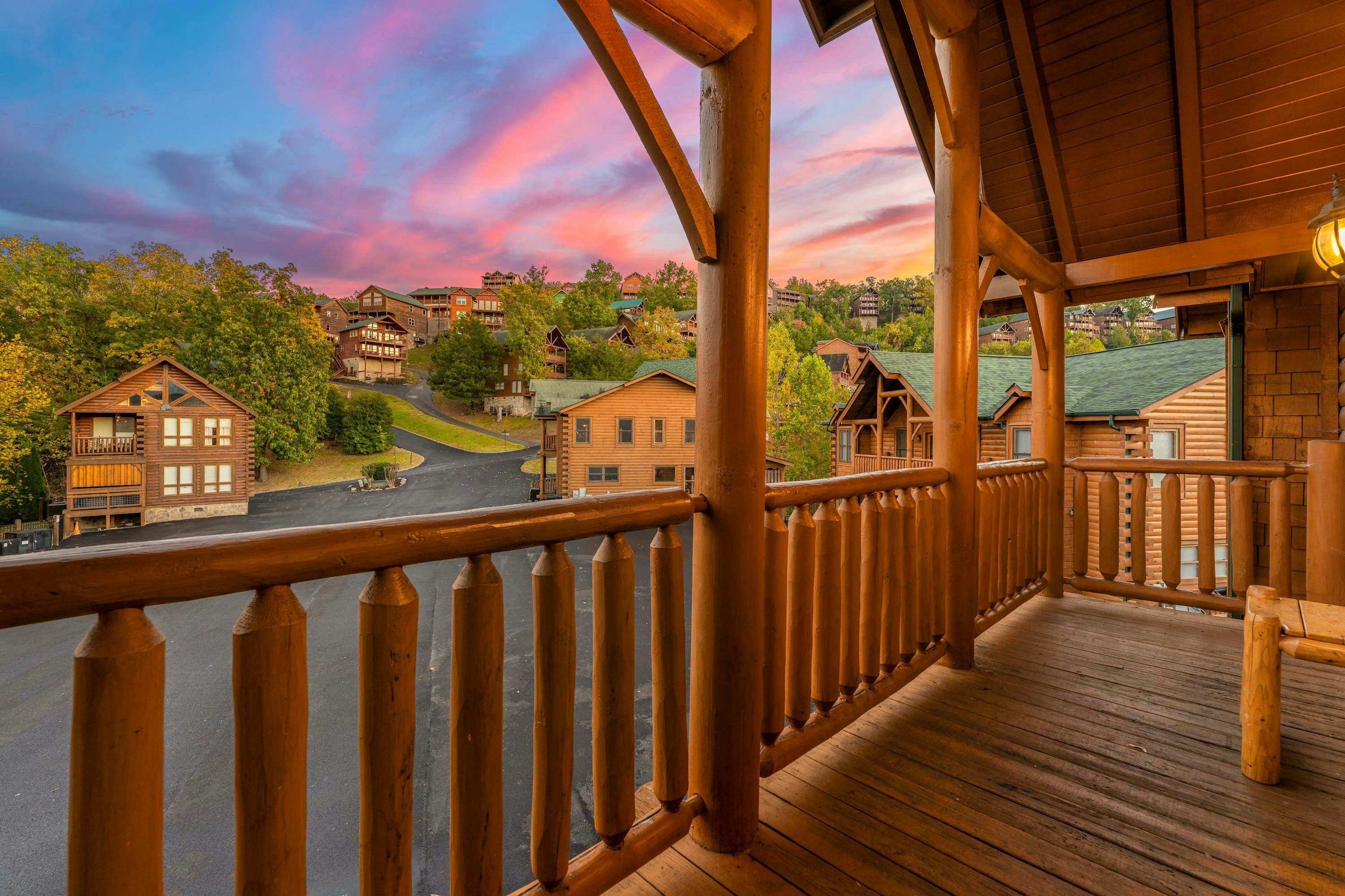 Lodge Sleeps 60 people, with Two Hot Tubs, Game Room & Shared Pool - Free Attraction Tickets