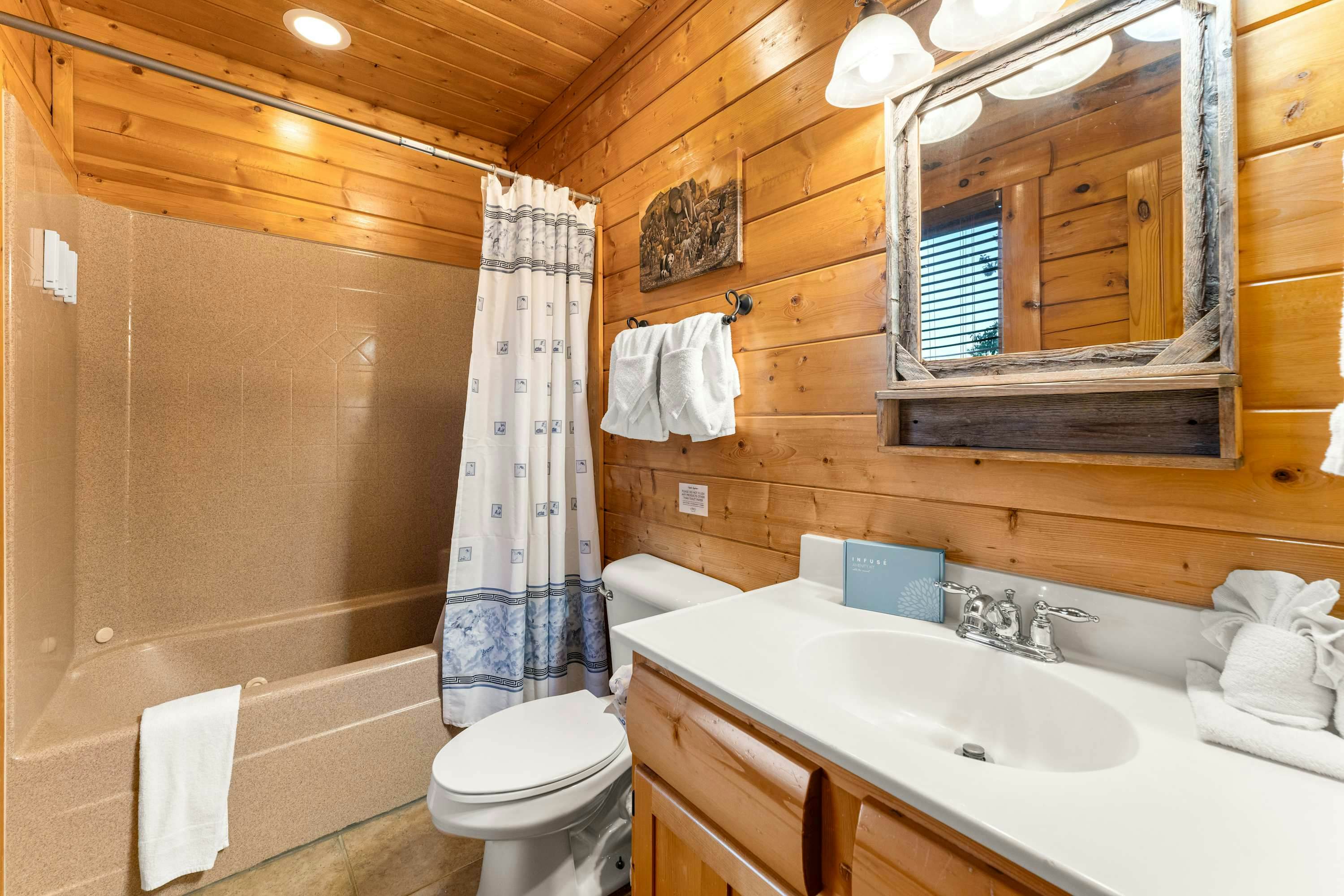 Lodge Sleeps 60 people, with Two Hot Tubs, Game Room & Shared Pool - Free Attraction Tickets