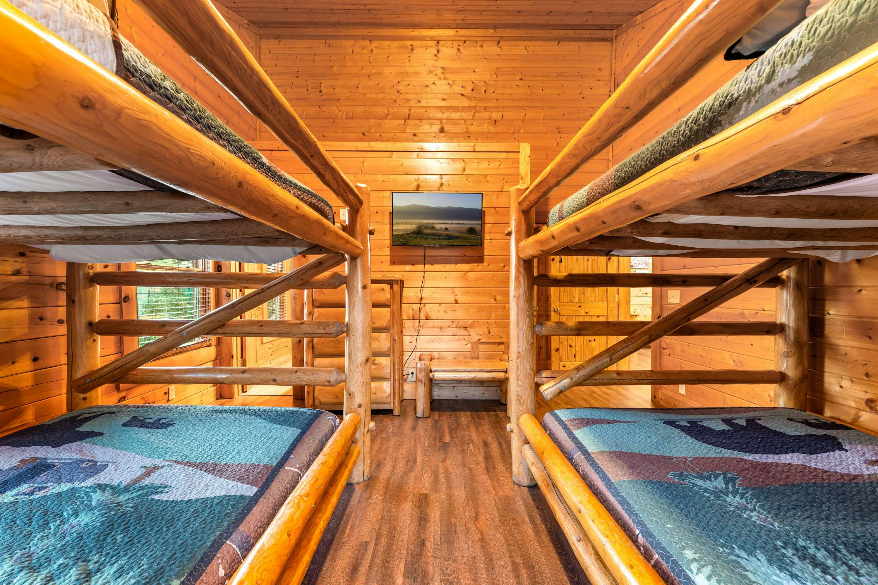 Lodge Sleeps 60 people, with Two Hot Tubs, Game Room & Shared Pool - Free Attraction Tickets