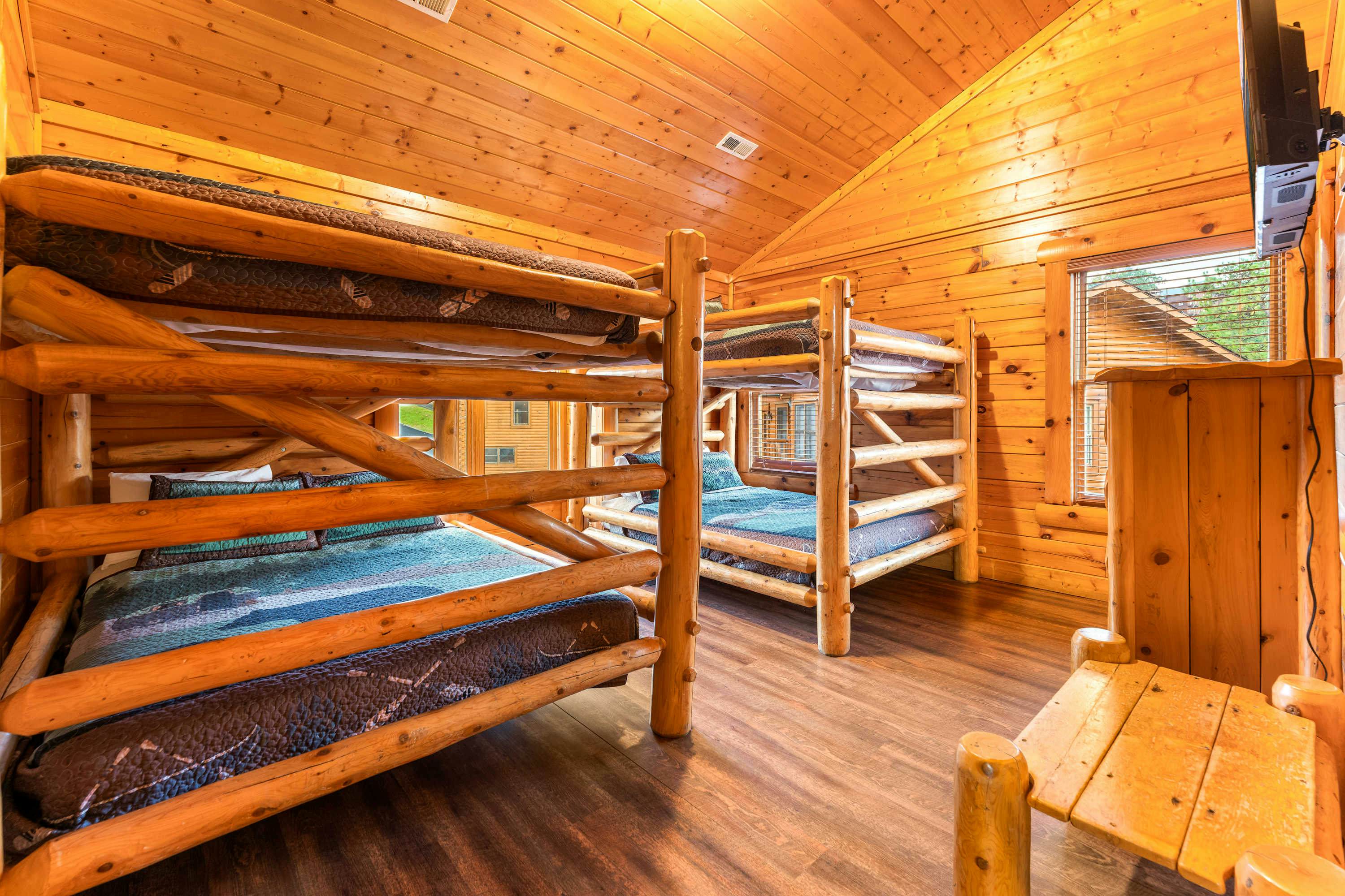 Lodge Sleeps 60 people, with Two Hot Tubs, Game Room & Shared Pool - Free Attraction Tickets