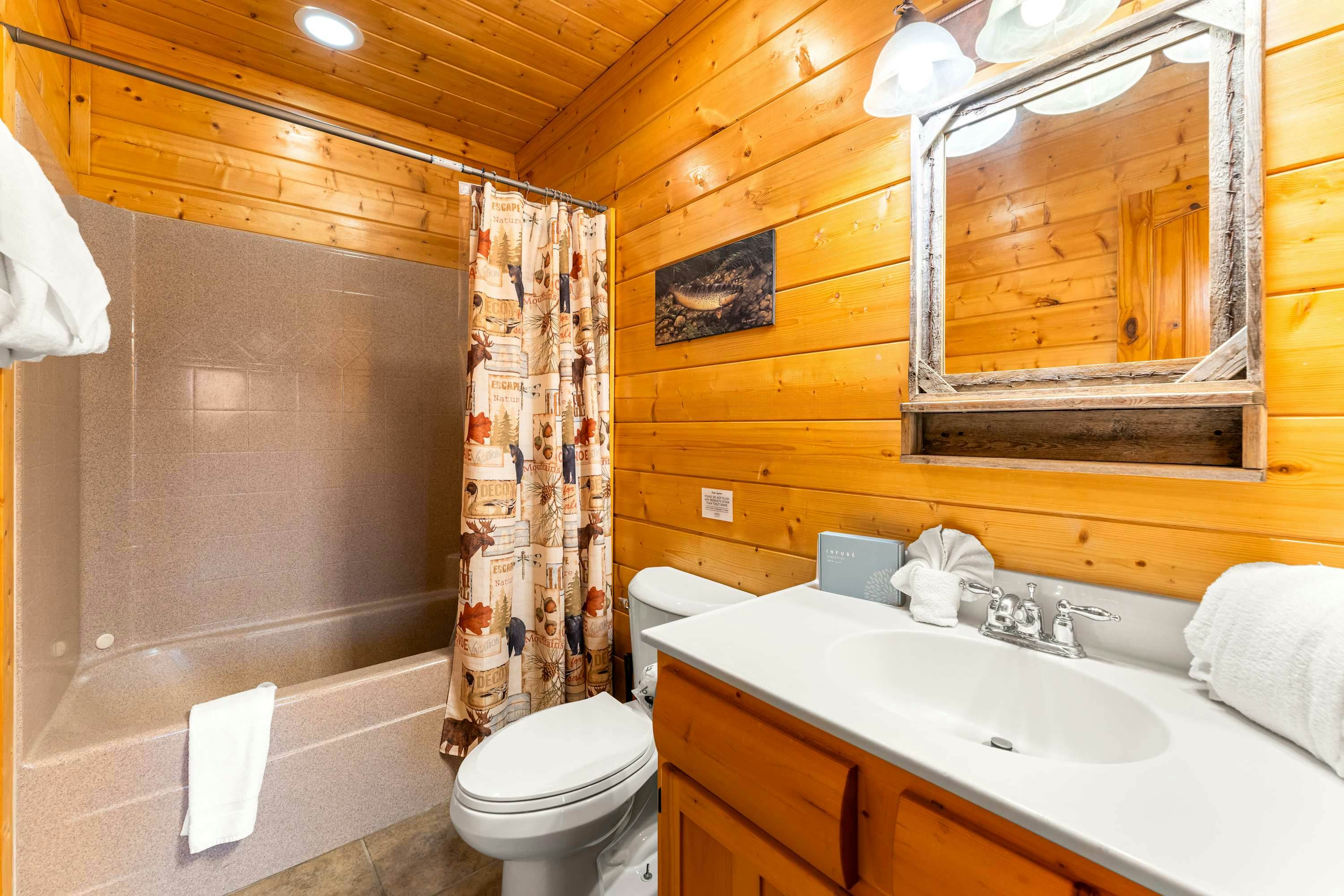 Lodge Sleeps 60 people, with Two Hot Tubs, Game Room & Shared Pool - Free Attraction Tickets