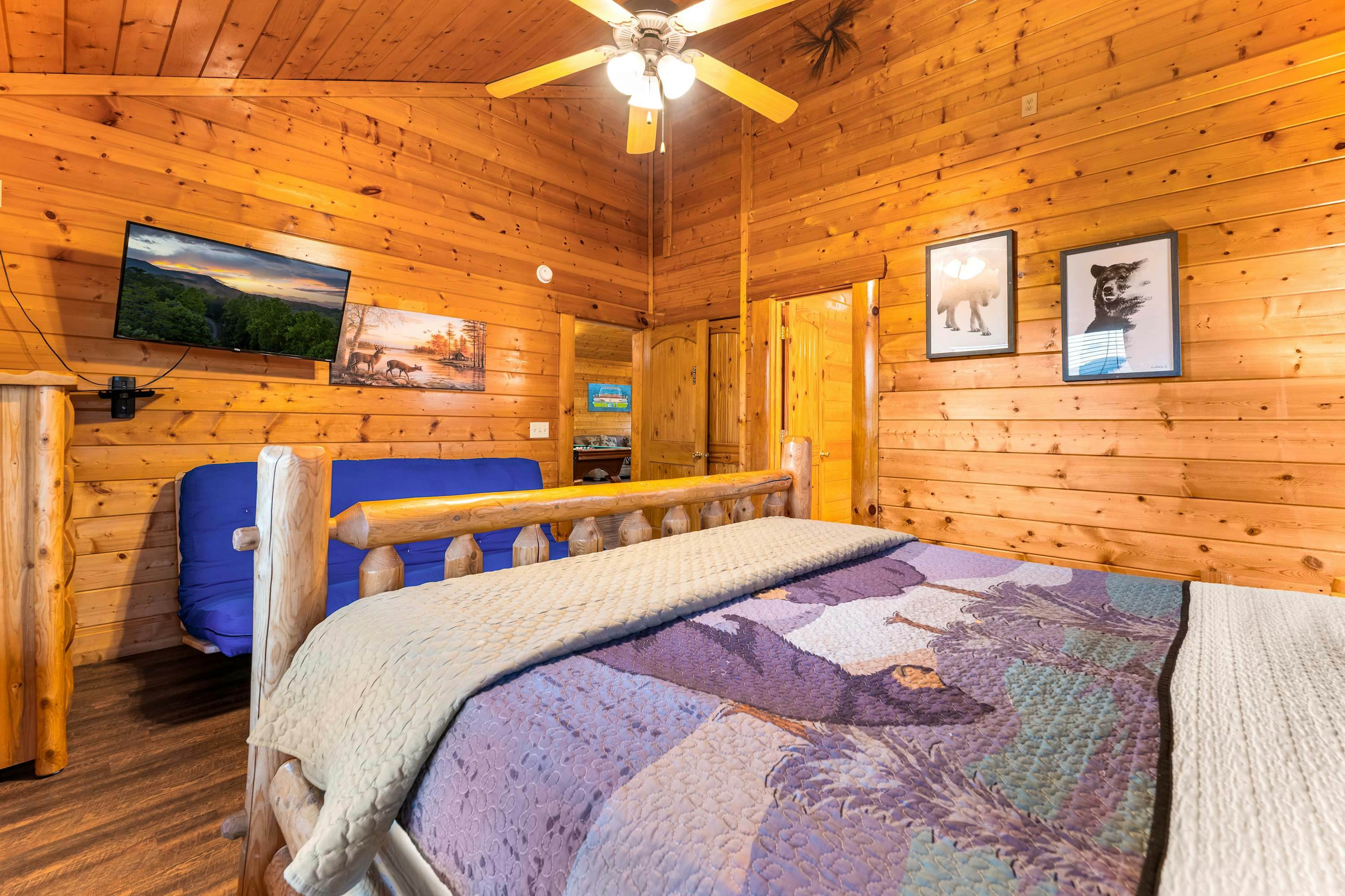 Lodge Sleeps 60 people, with Two Hot Tubs, Game Room & Shared Pool - Free Attraction Tickets