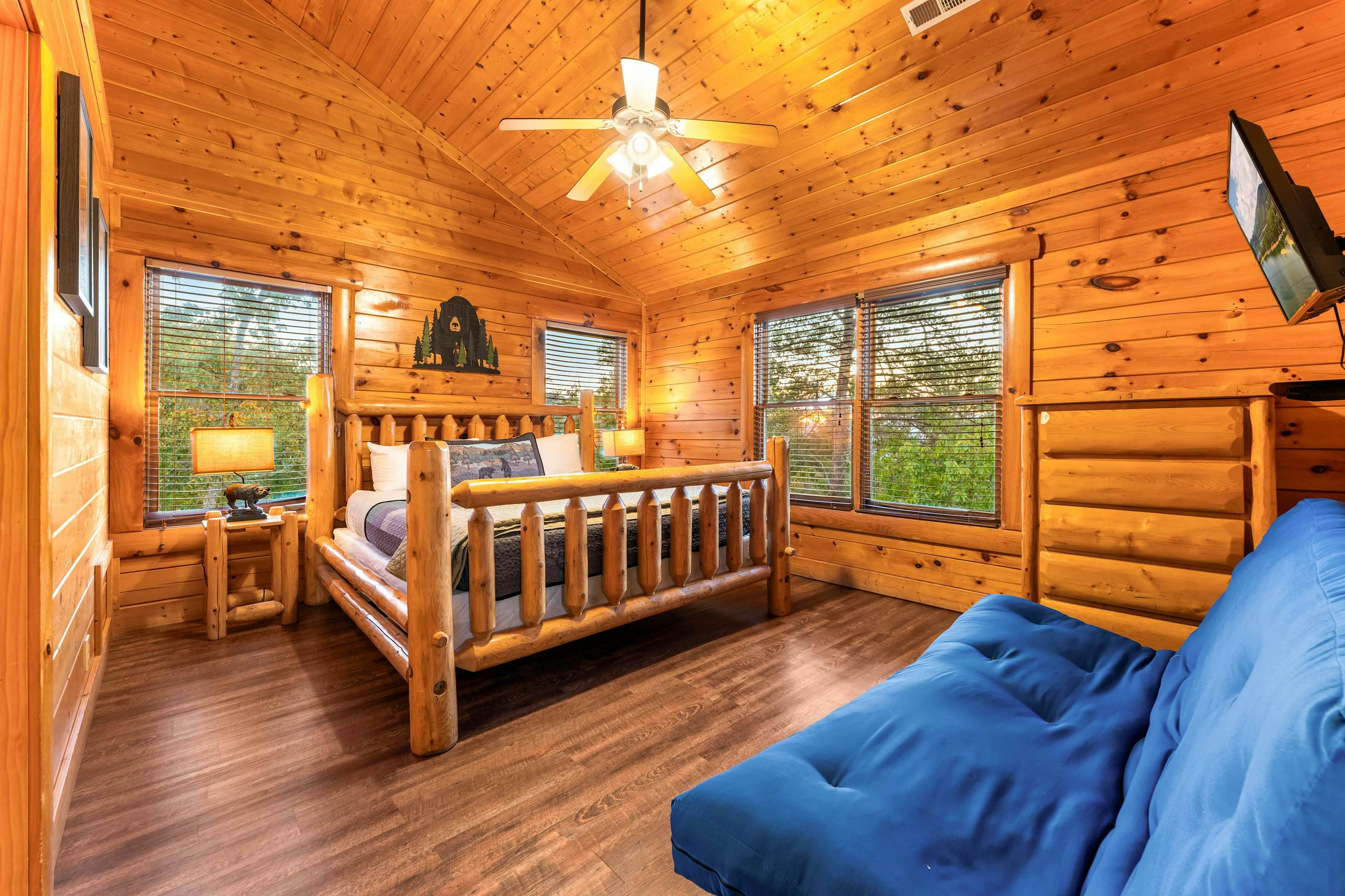 Lodge Sleeps 60 people, with Two Hot Tubs, Game Room & Shared Pool - Free Attraction Tickets