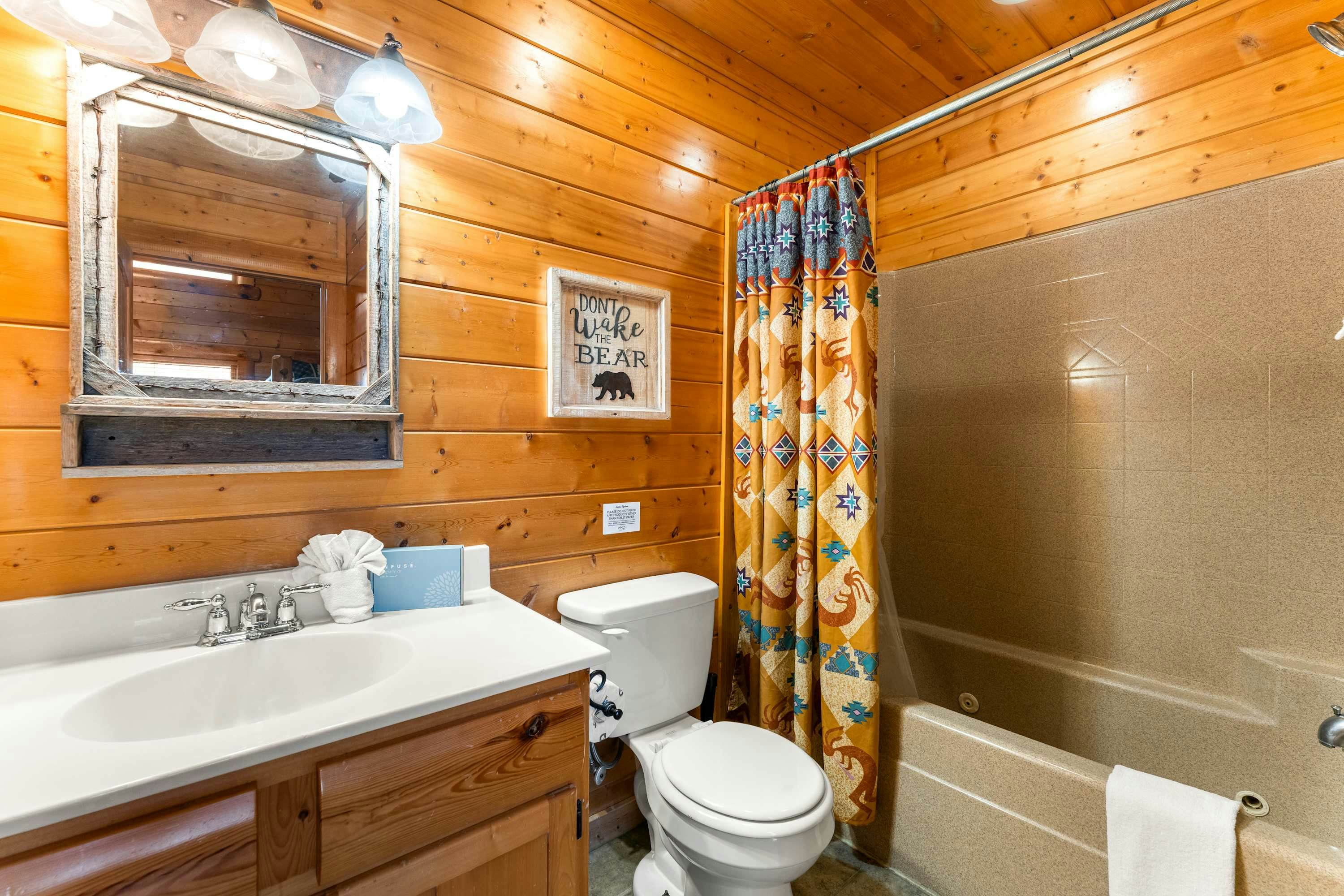 Lodge Sleeps 60 people, with Two Hot Tubs, Game Room & Shared Pool - Free Attraction Tickets