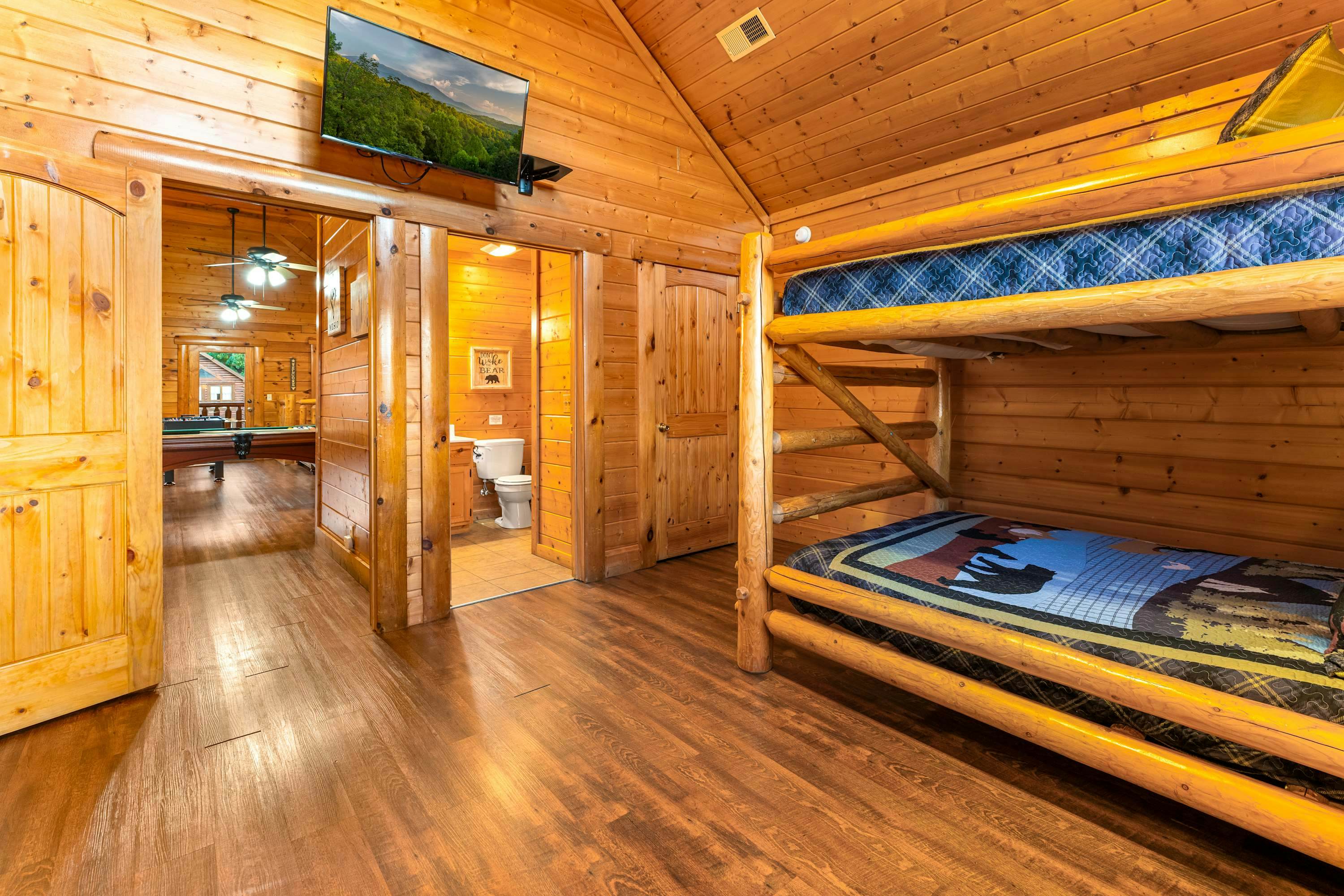 Lodge Sleeps 60 people, with Two Hot Tubs, Game Room & Shared Pool - Free Attraction Tickets
