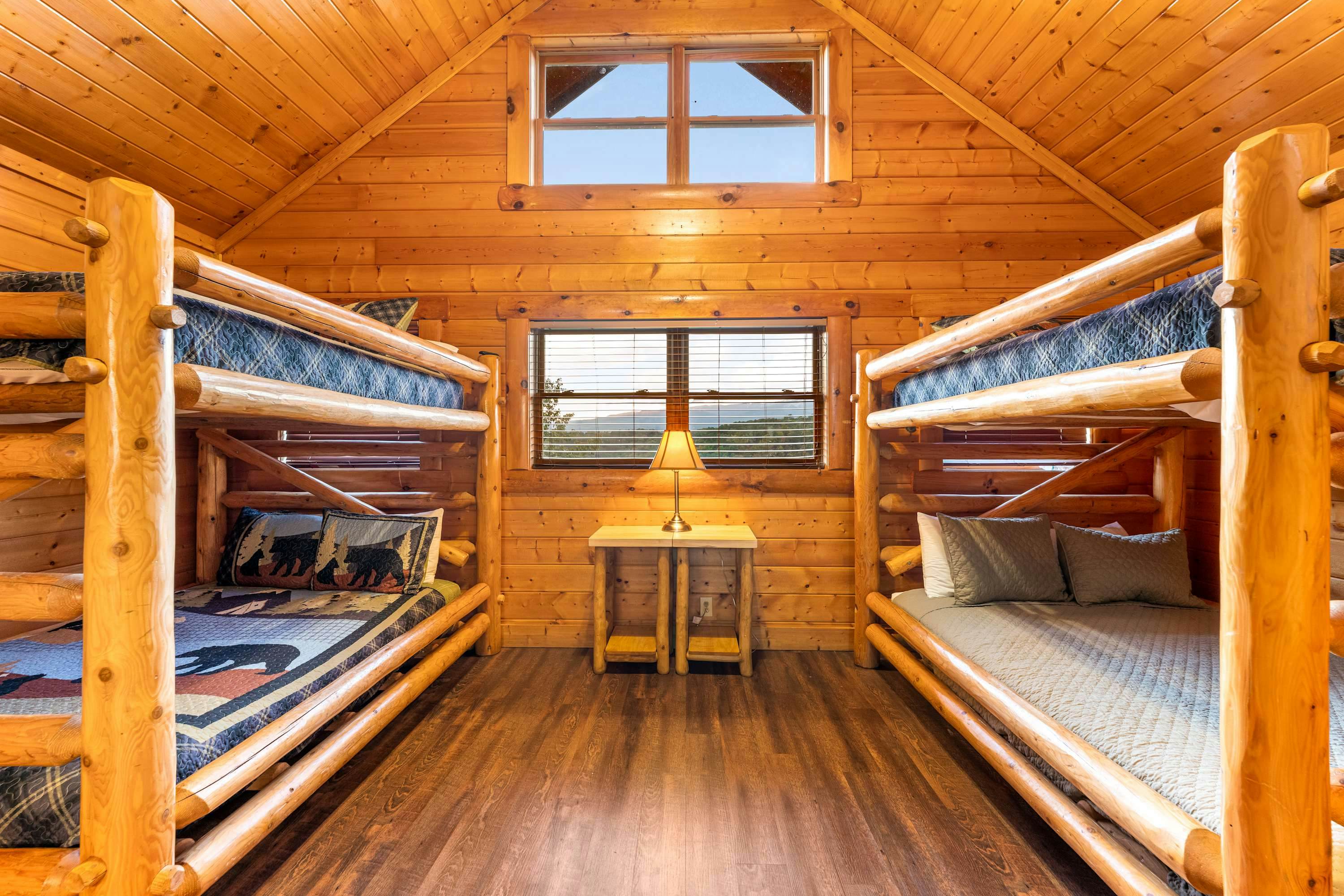 Lodge Sleeps 60 people, with Two Hot Tubs, Game Room & Shared Pool - Free Attraction Tickets