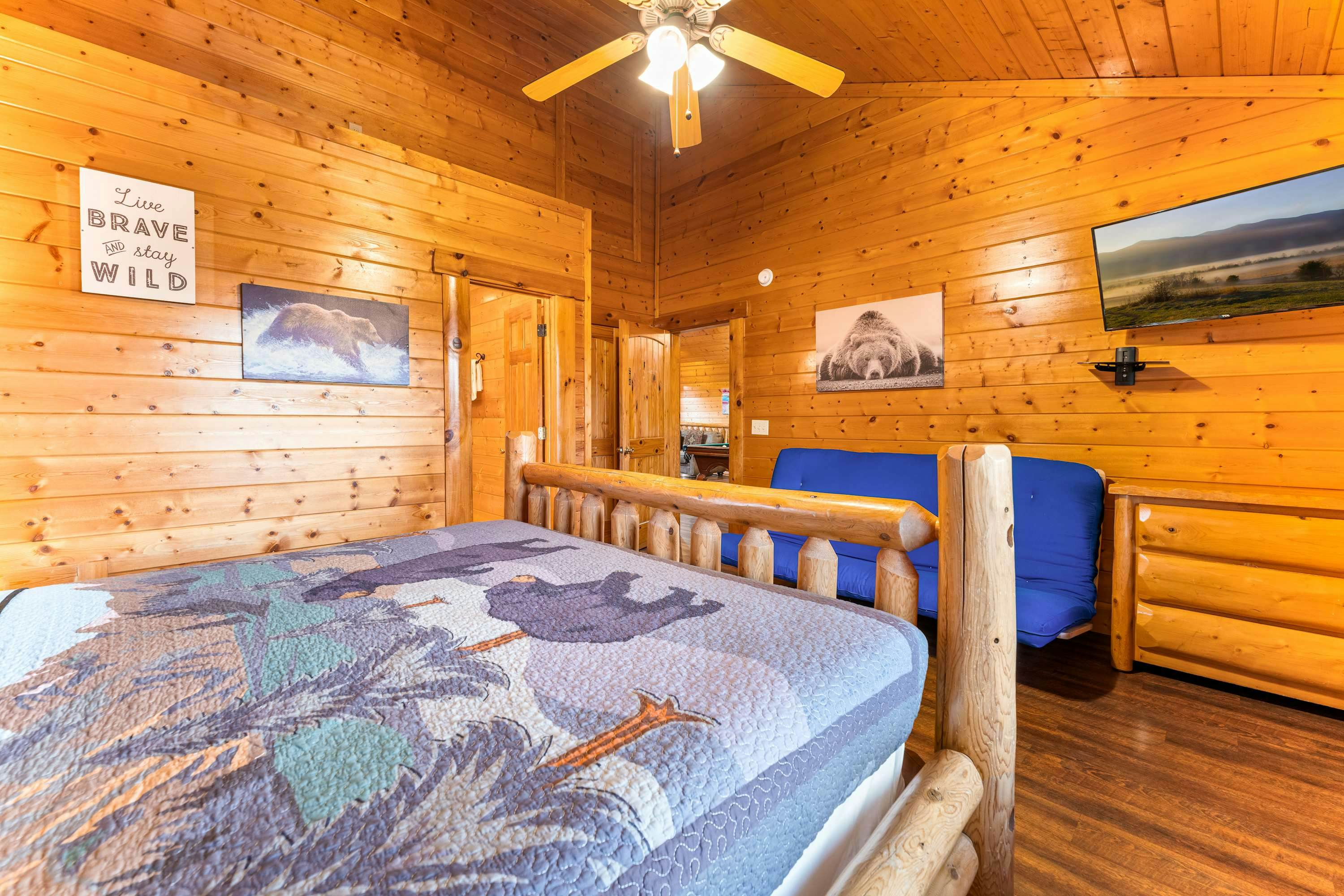 Lodge Sleeps 60 people, with Two Hot Tubs, Game Room & Shared Pool - Free Attraction Tickets