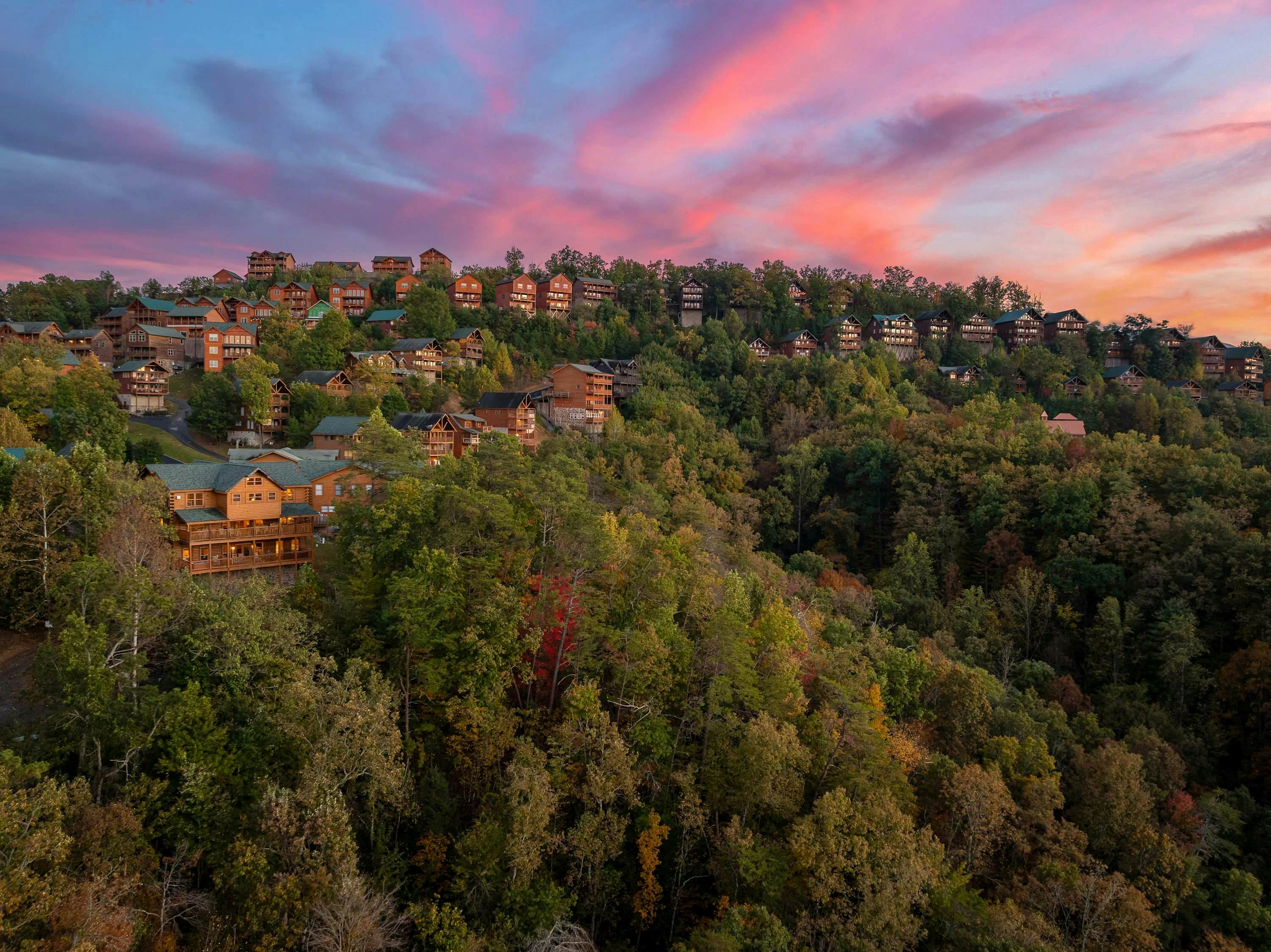 Lodge Sleeps 60 people, with Two Hot Tubs, Game Room & Shared Pool - Free Attraction Tickets