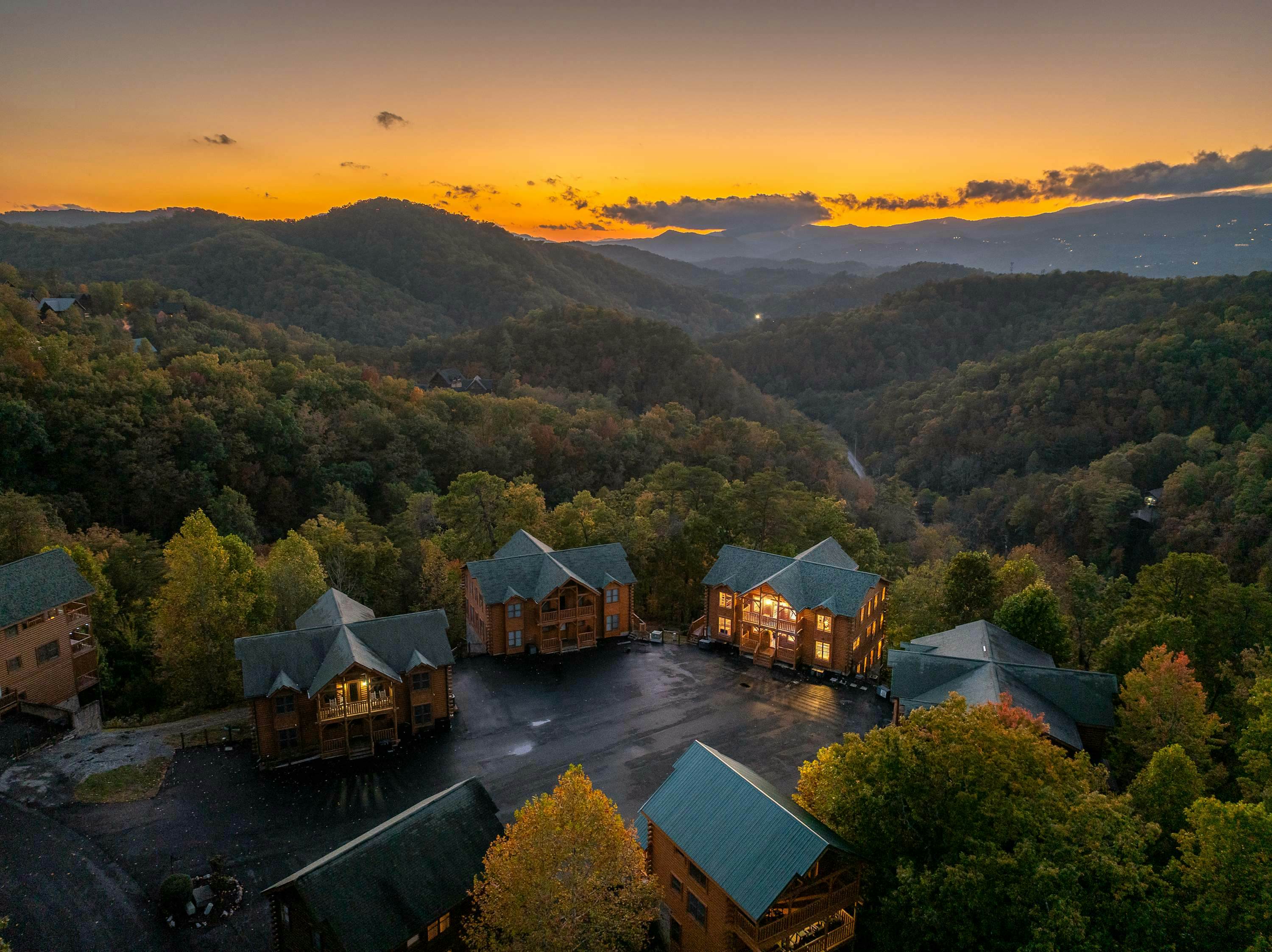 Lodge Sleeps 60 people, with Two Hot Tubs, Game Room & Shared Pool - Free Attraction Tickets