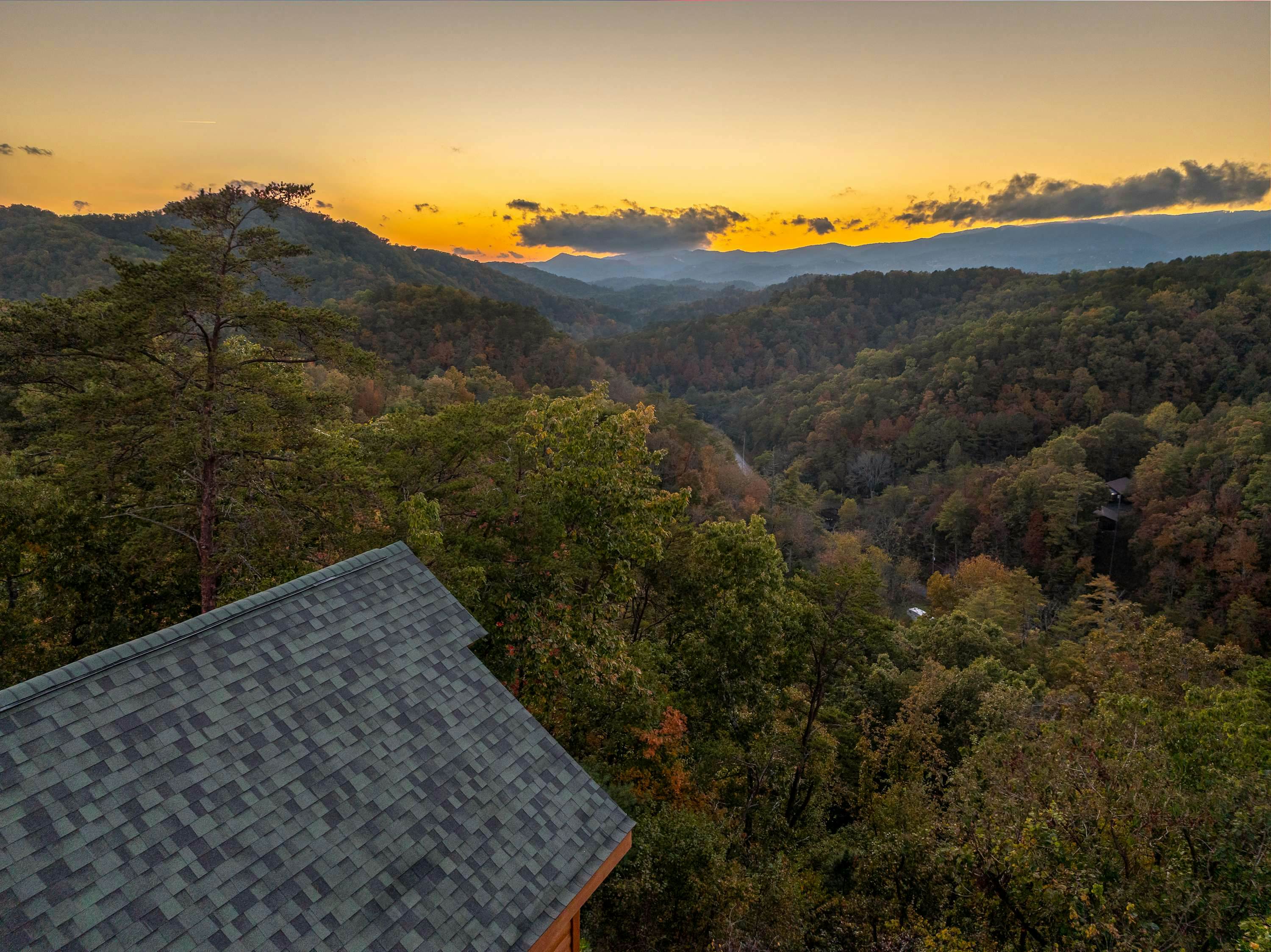 Lodge Sleeps 60 people, with Two Hot Tubs, Game Room & Shared Pool - Free Attraction Tickets