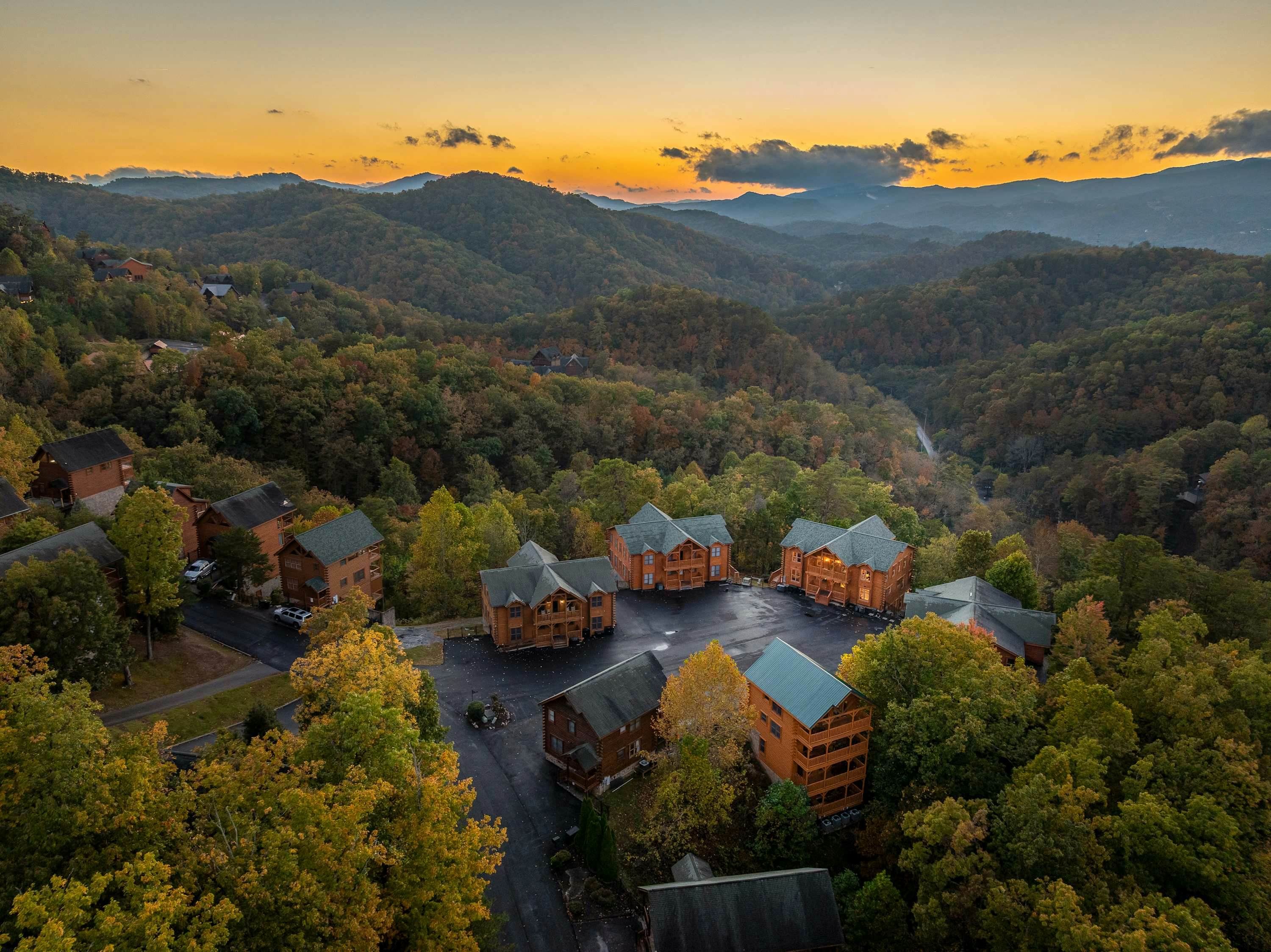 Lodge Sleeps 60 people, with Two Hot Tubs, Game Room & Shared Pool - Free Attraction Tickets