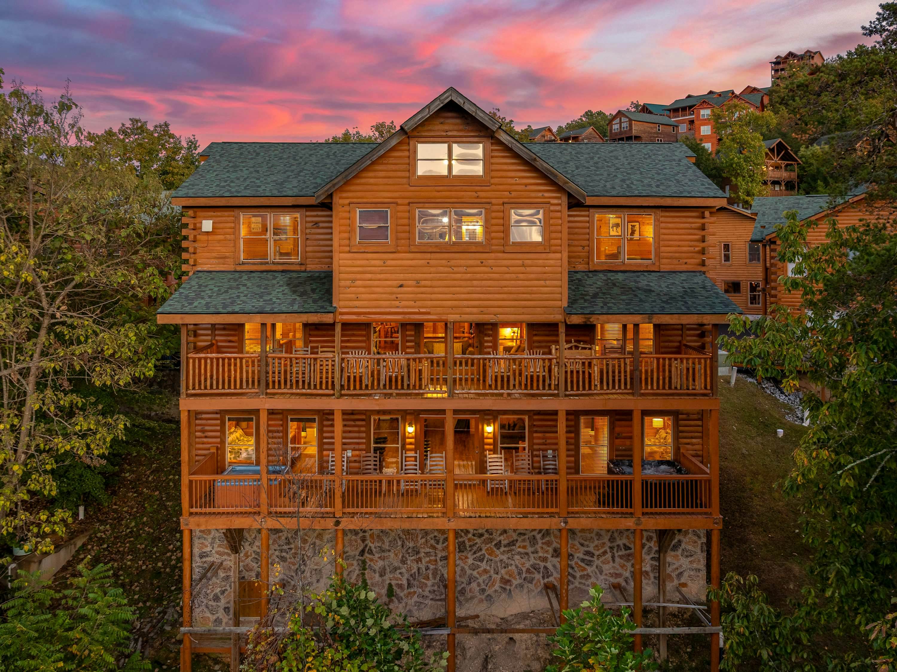 Lodge Sleeps 60 people, with Two Hot Tubs, Game Room & Shared Pool - Free Attraction Tickets