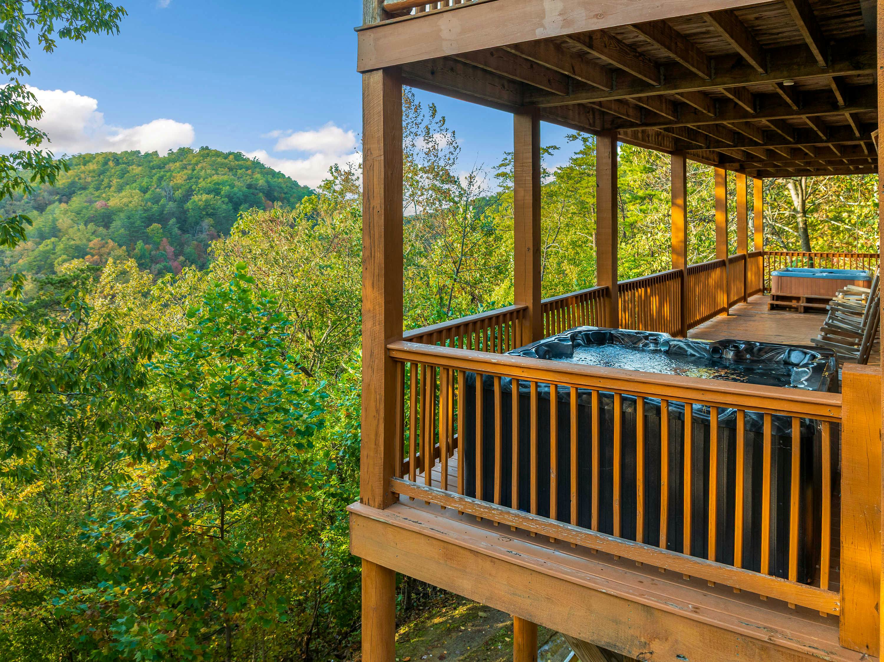 Lodge Sleeps 60 people, with Two Hot Tubs, Game Room & Shared Pool - Free Attraction Tickets