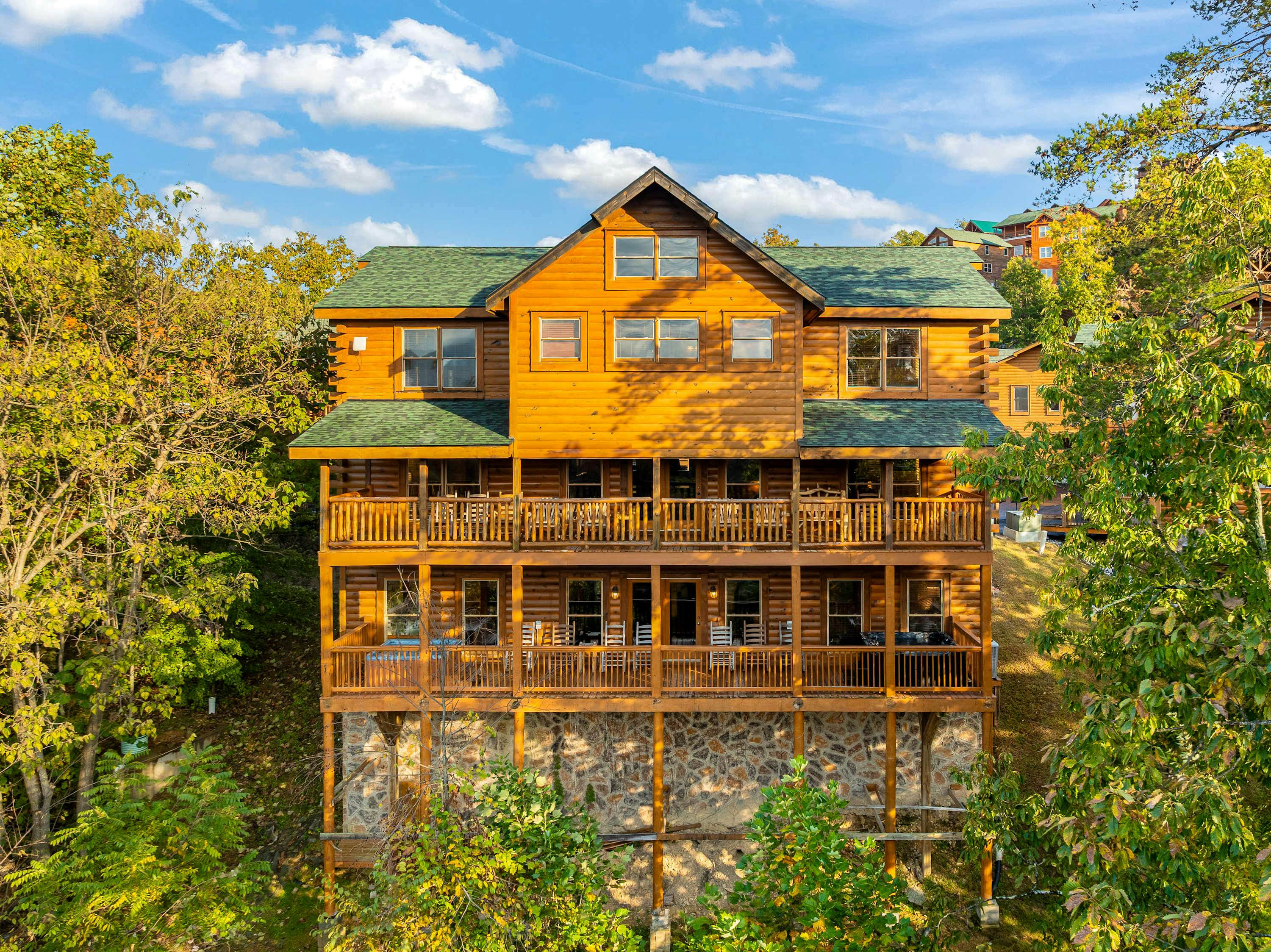 Lodge Sleeps 60 people, with Two Hot Tubs, Game Room & Shared Pool - Free Attraction Tickets