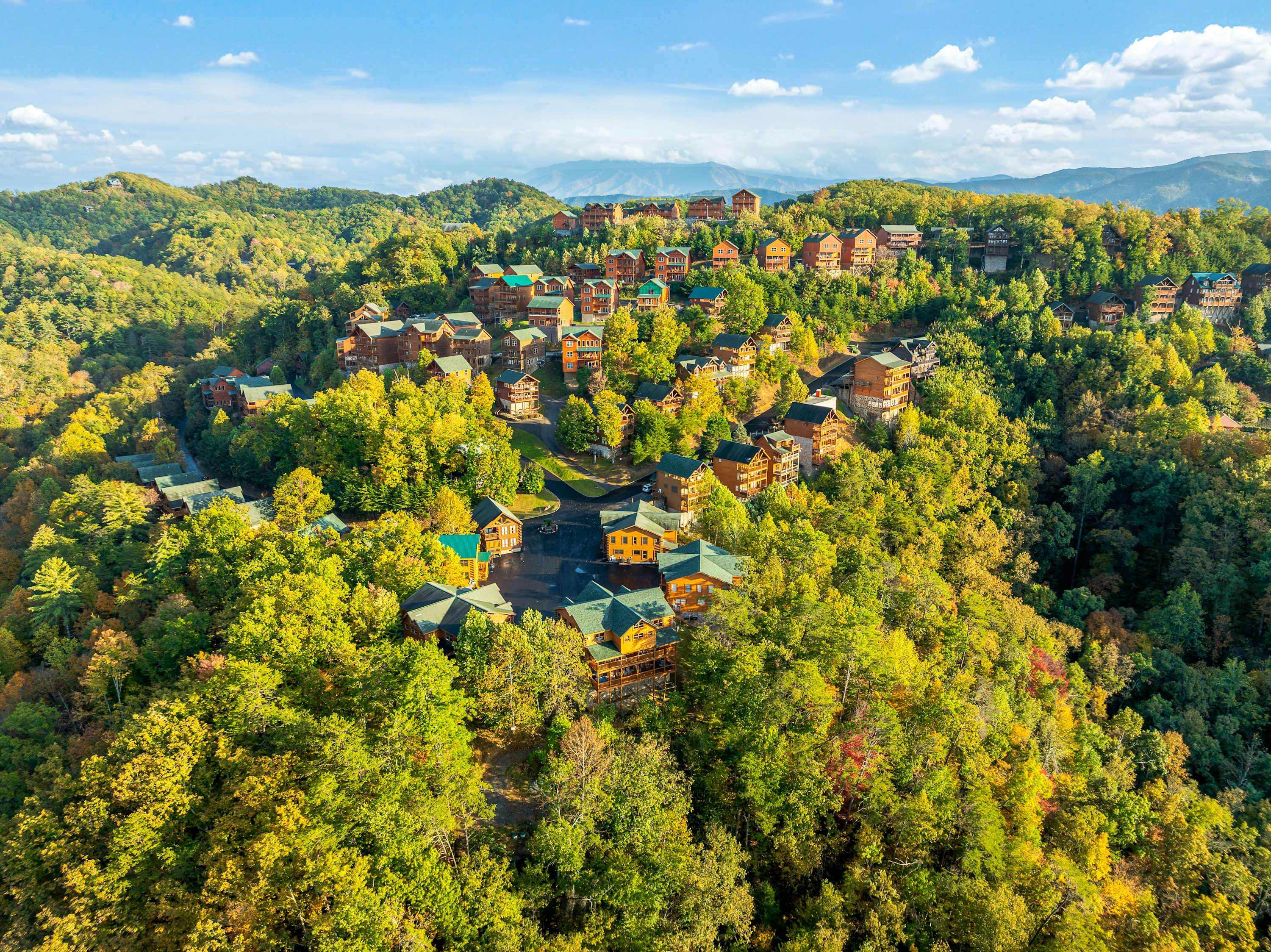 Lodge Sleeps 60 people, with Two Hot Tubs, Game Room & Shared Pool - Free Attraction Tickets