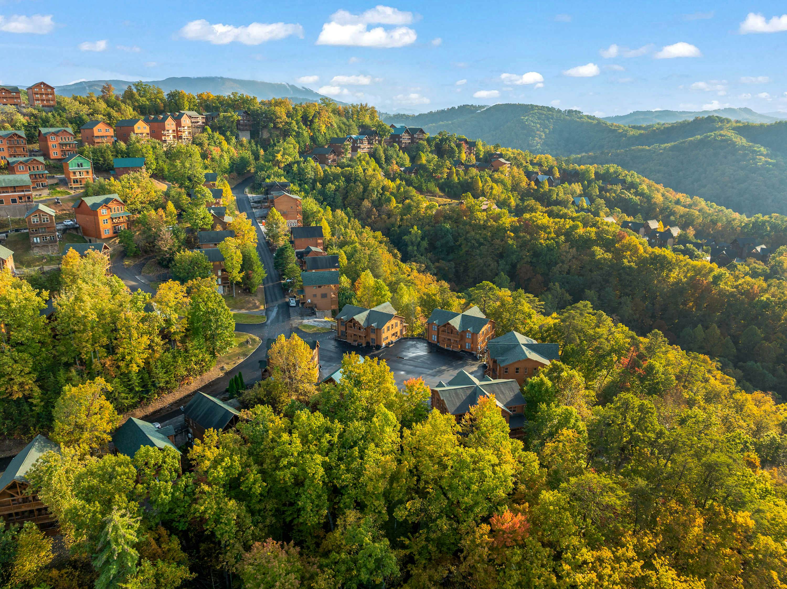 Lodge Sleeps 60 people, with Two Hot Tubs, Game Room & Shared Pool - Free Attraction Tickets