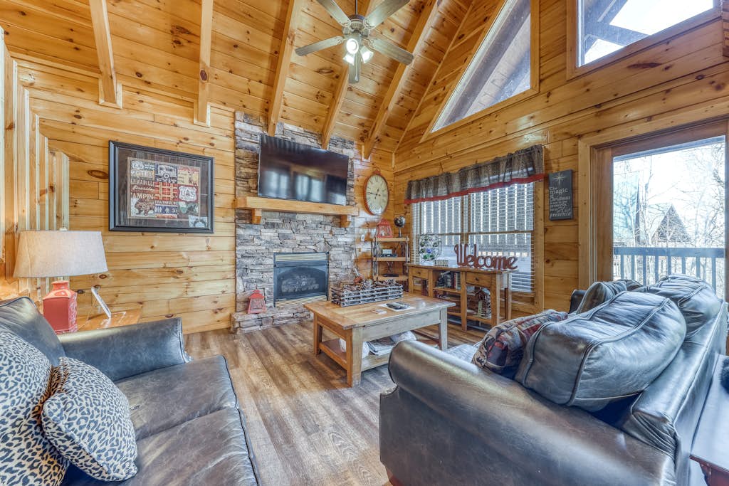 Rustic Home, Sleeps 12, Hot Tub, Shared Pool Access