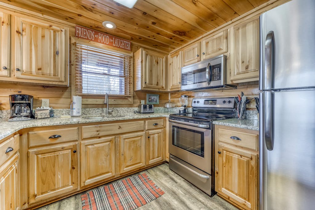 Rustic Home, Sleeps 12, Hot Tub, Shared Pool Access