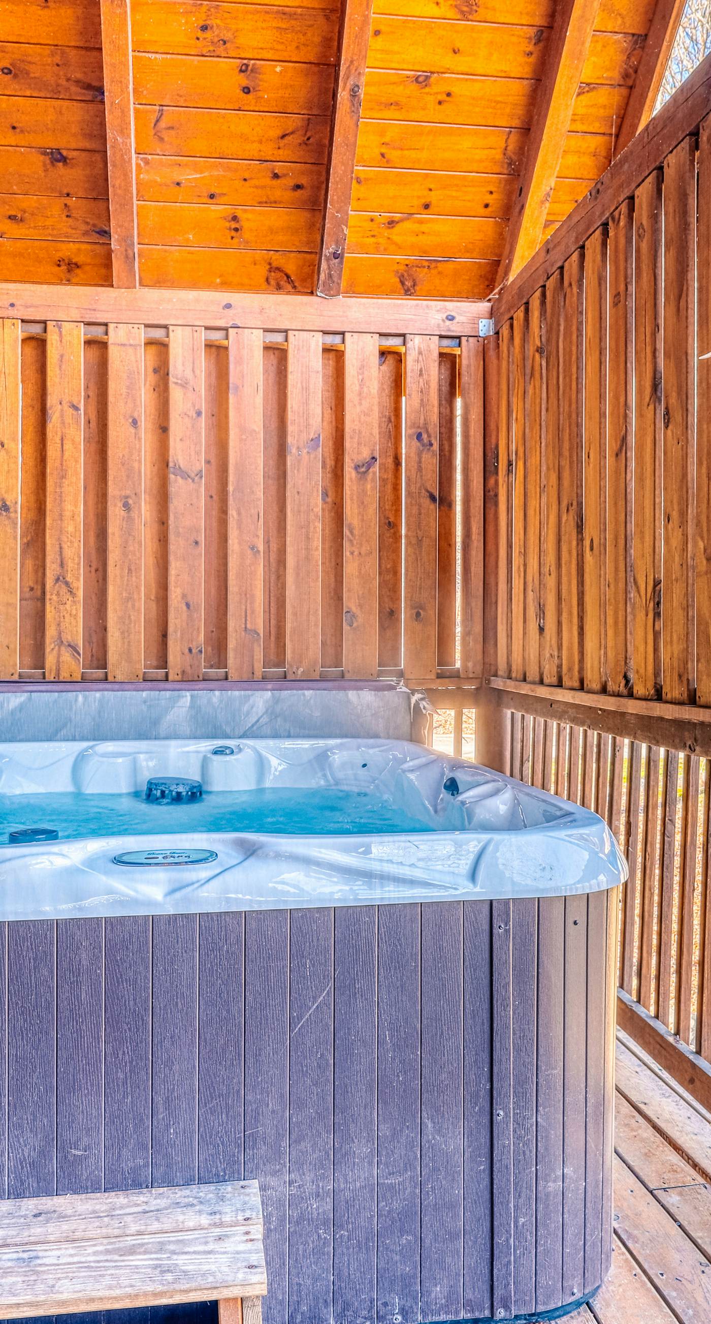 Rustic Home, Sleeps 12, Hot Tub, Shared Pool Access