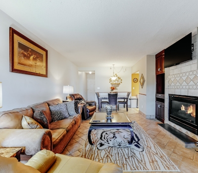 Cozy Riverfront Downtown Condo, Sleeps 6・Balcony