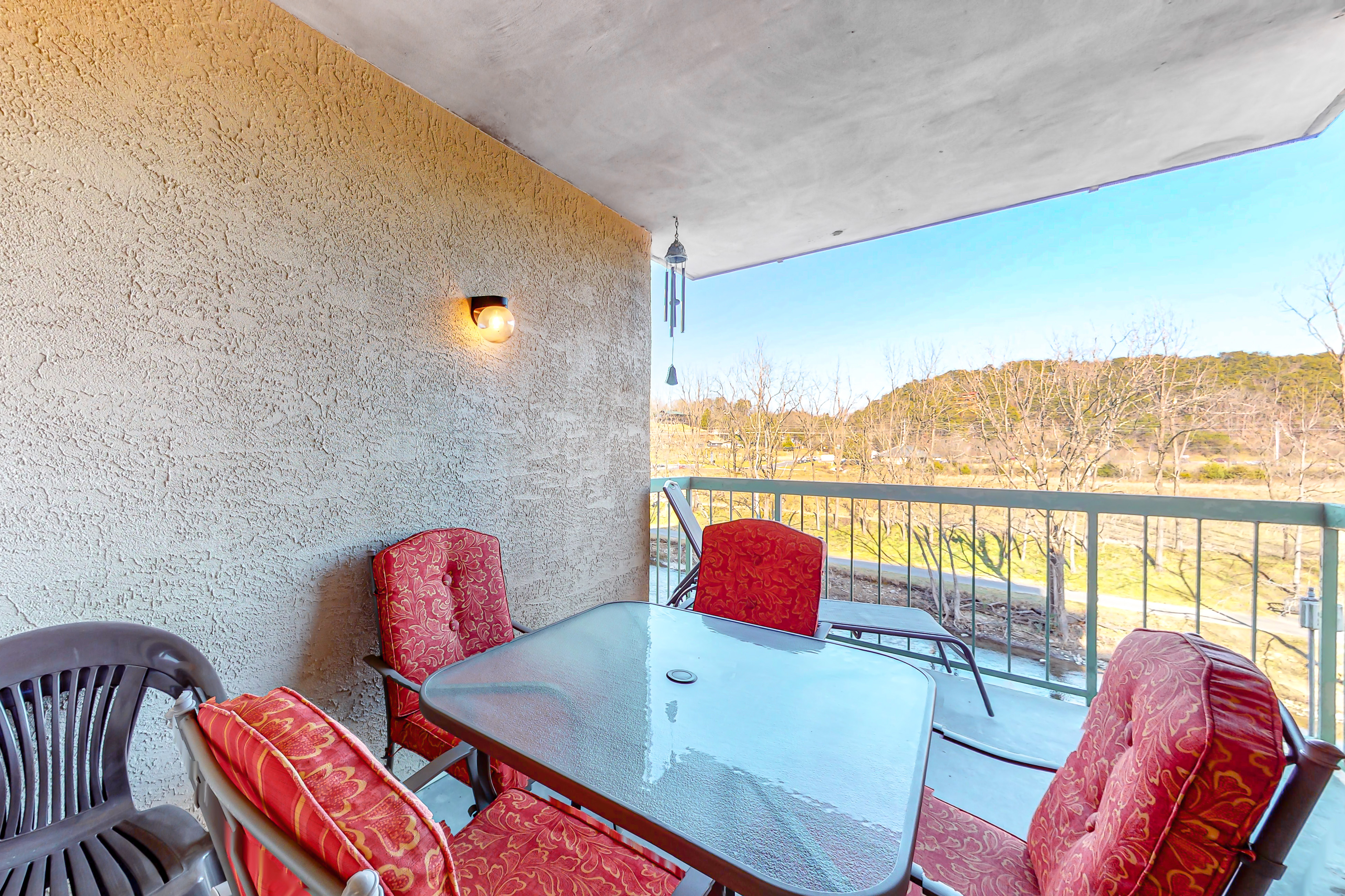 Cozy Riverfront Downtown Condo, Sleeps 6・Balcony