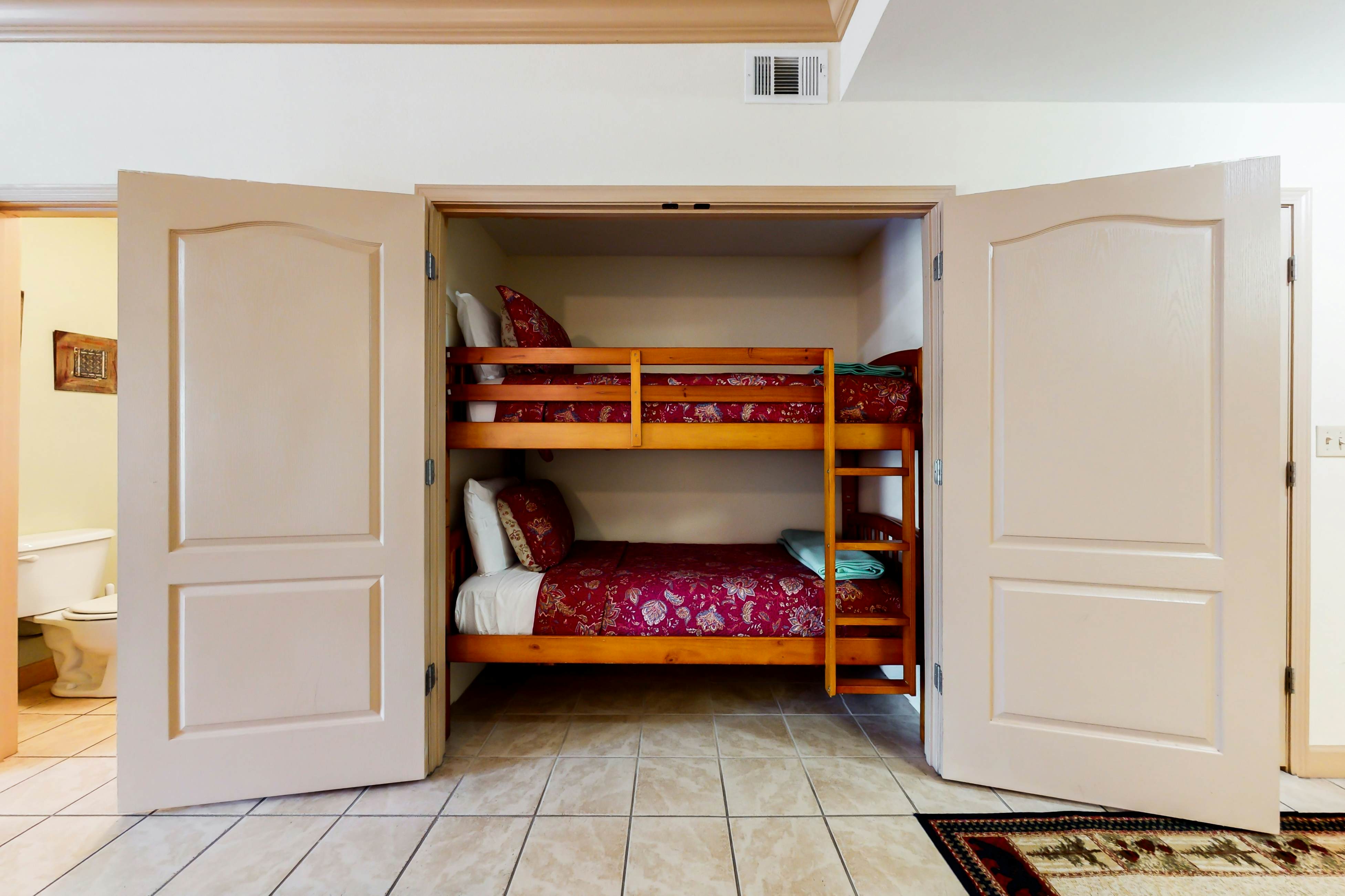 Mountain-view getaway with bunk nook, pools, Free Attraction Tickets