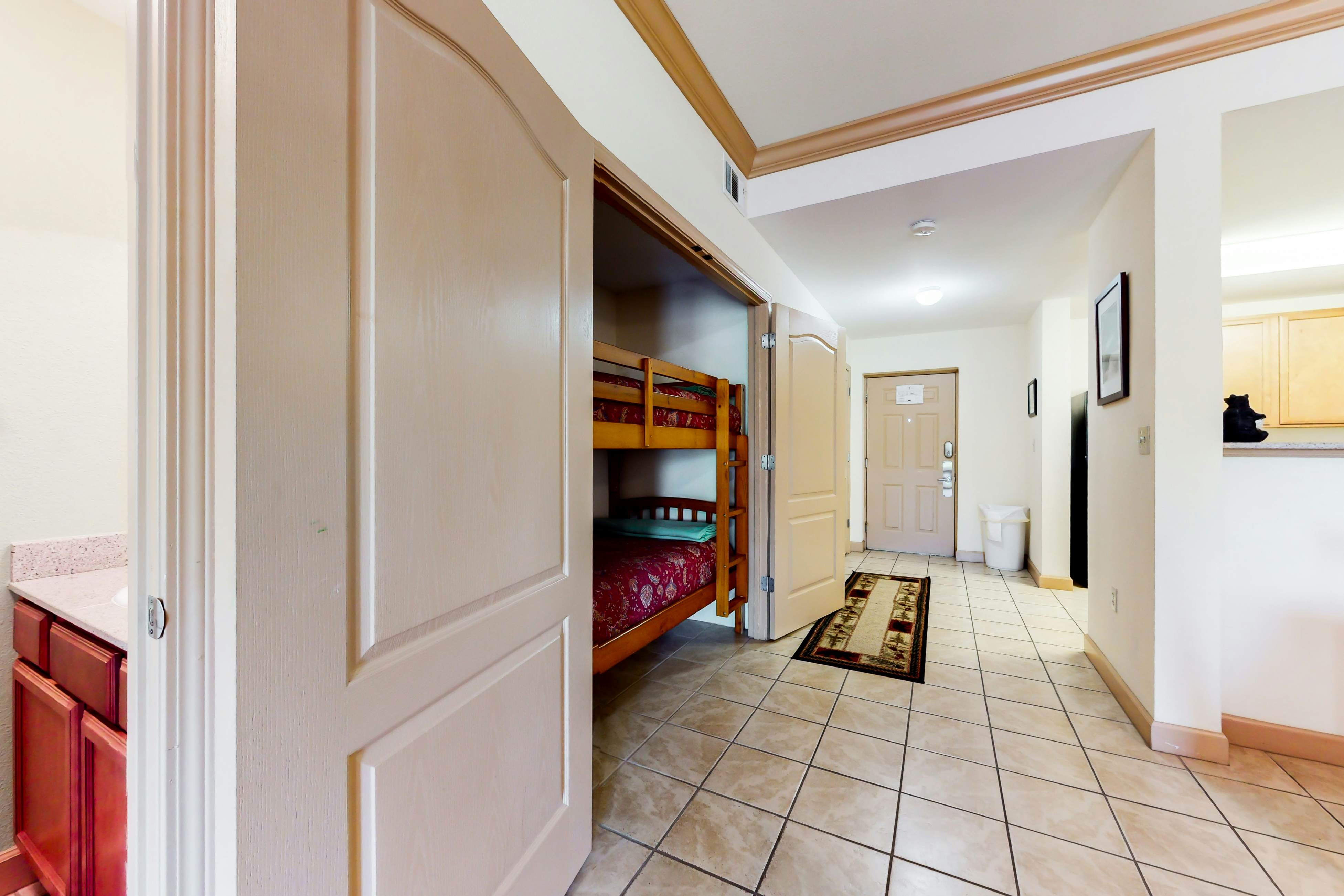 Mountain-view getaway with bunk nook, pools, Free Attraction Tickets