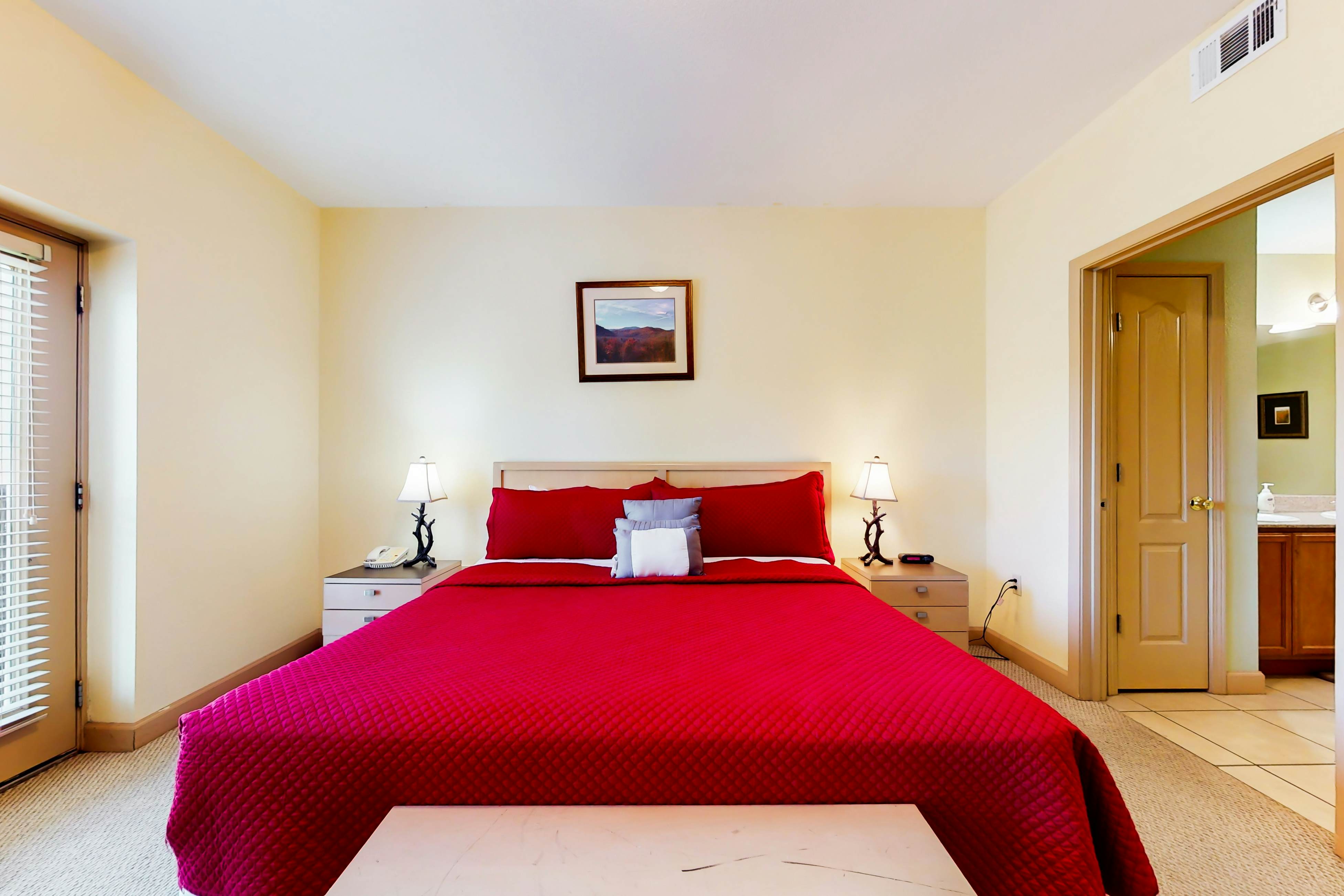 Mountain-view getaway with bunk nook, pools, Free Attraction Tickets